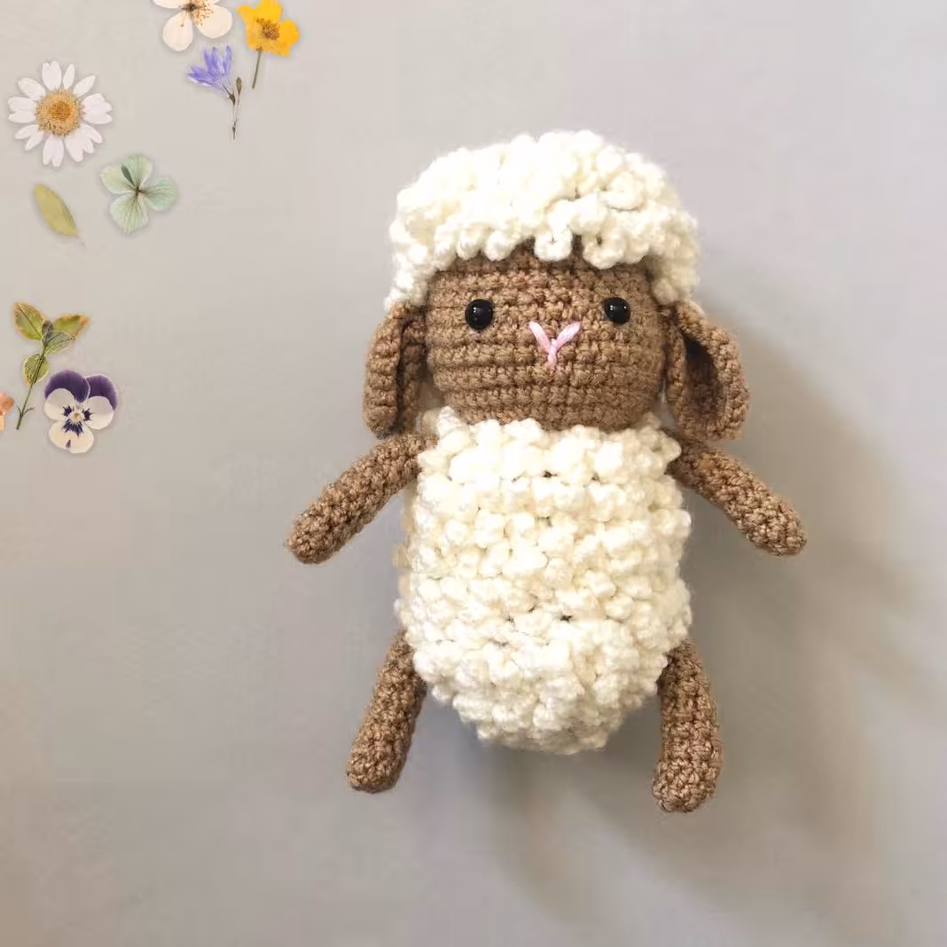 عروسک قلاببافی گوسفند با قد 15 سانتی متر