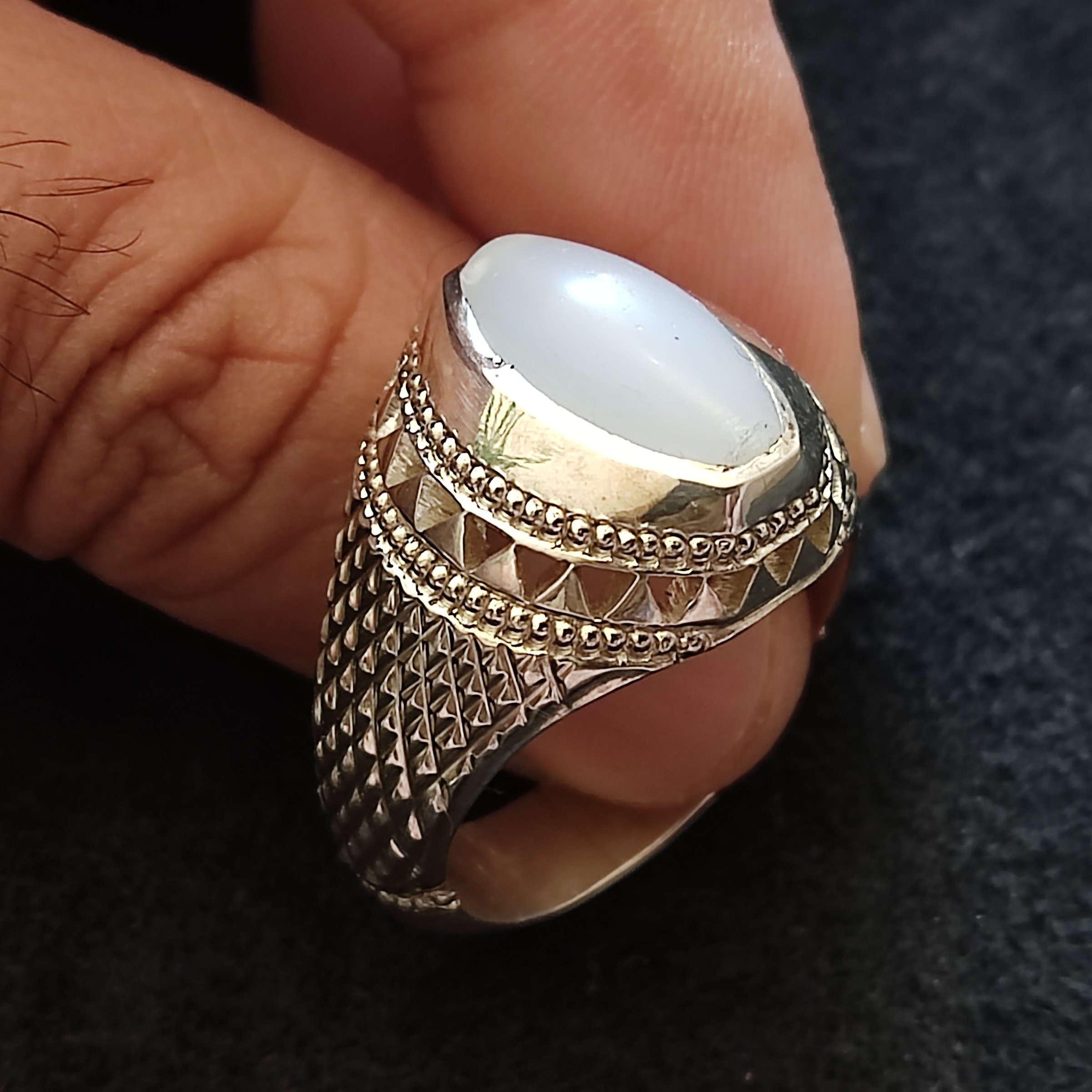 مهره کهنه سفید دوکی بکر و دست نخورده