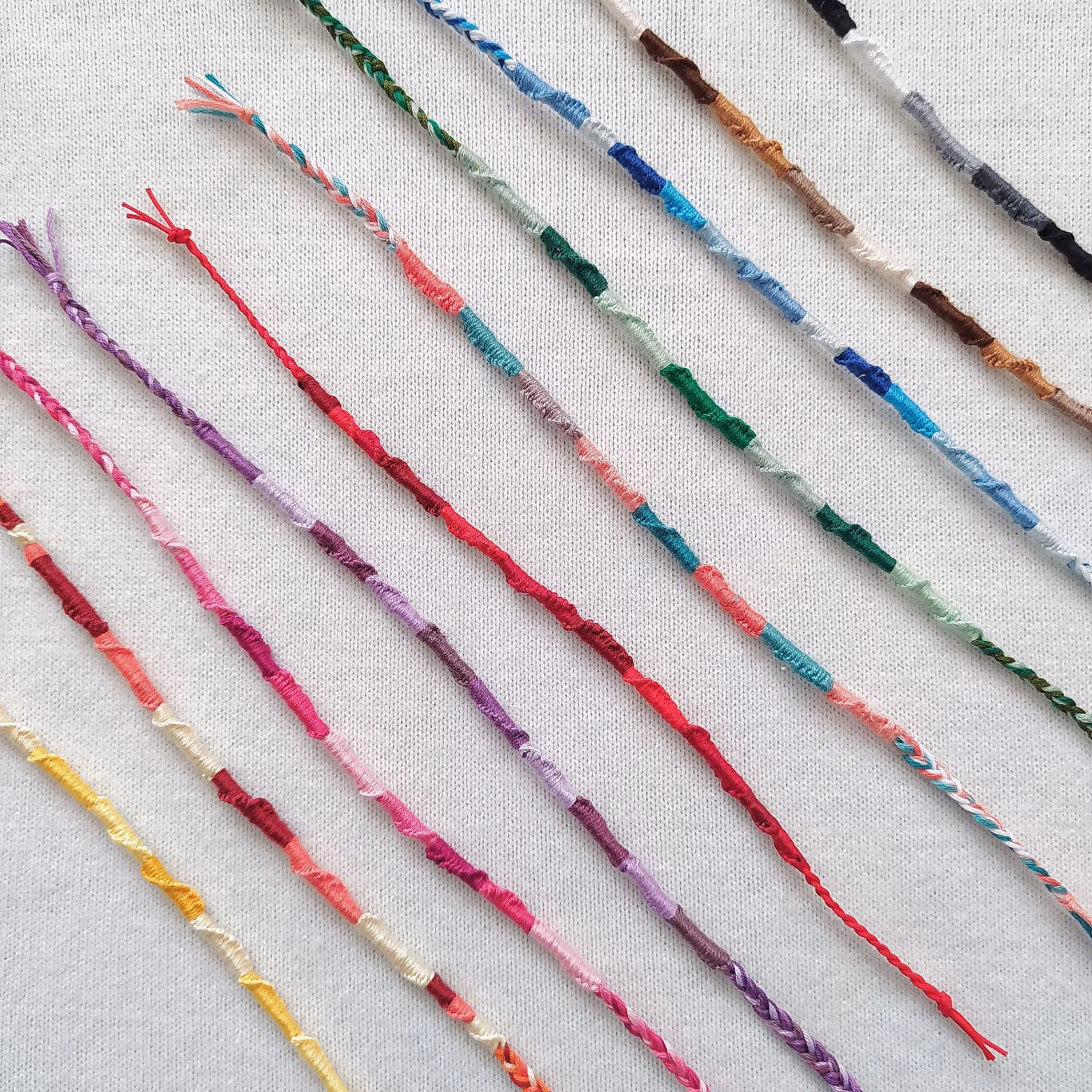 دستبندهای رنگارنگ اسپرت مدل بافت پیچ 