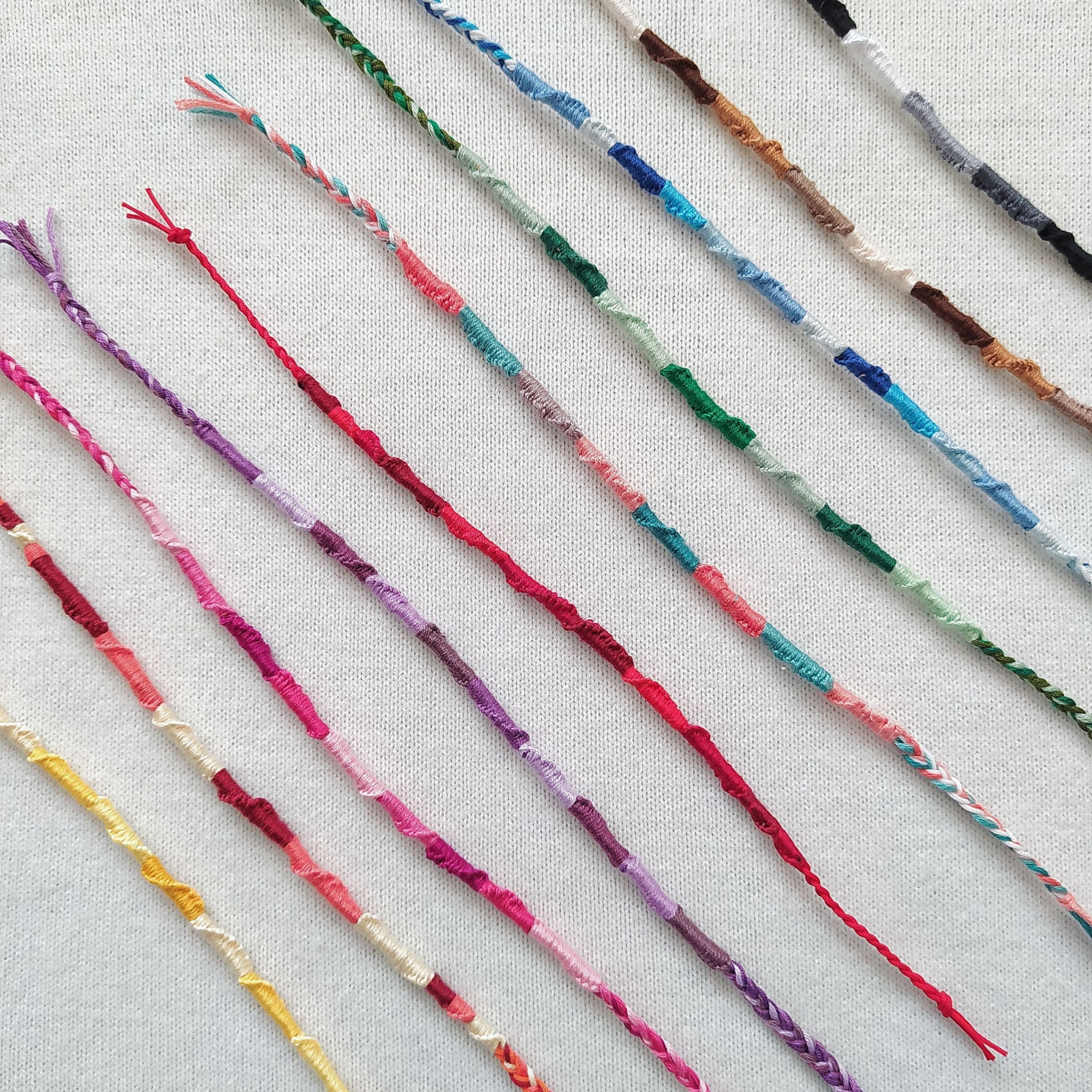 دستبندهای رنگارنگ اسپرت مدل بافت پیچ 