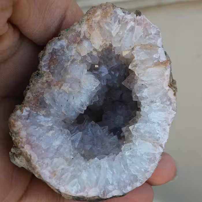 نمونه فوق کلکسیونی توپی توخالی پر بلور سفید درشت درون بستر محشر بسیااار زیبا 100 در 100 طبیعی خارق العاده و تک
کد 8368