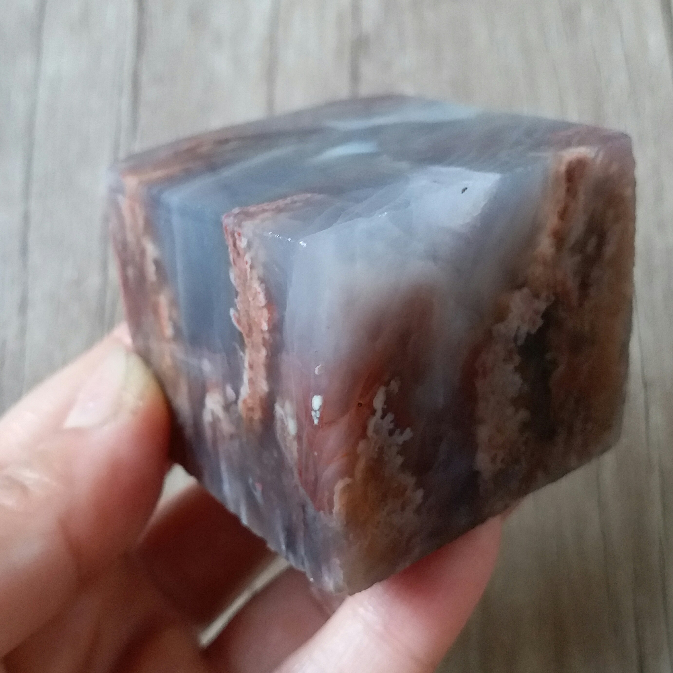 سنگ عقیق مکعبی عقیق آبدار  عقیق با درختان زیبا معدنی و اصل با رنگ طبیعی فوق کلکسیونی و نایاب مناسب دکور  4.4 سانت