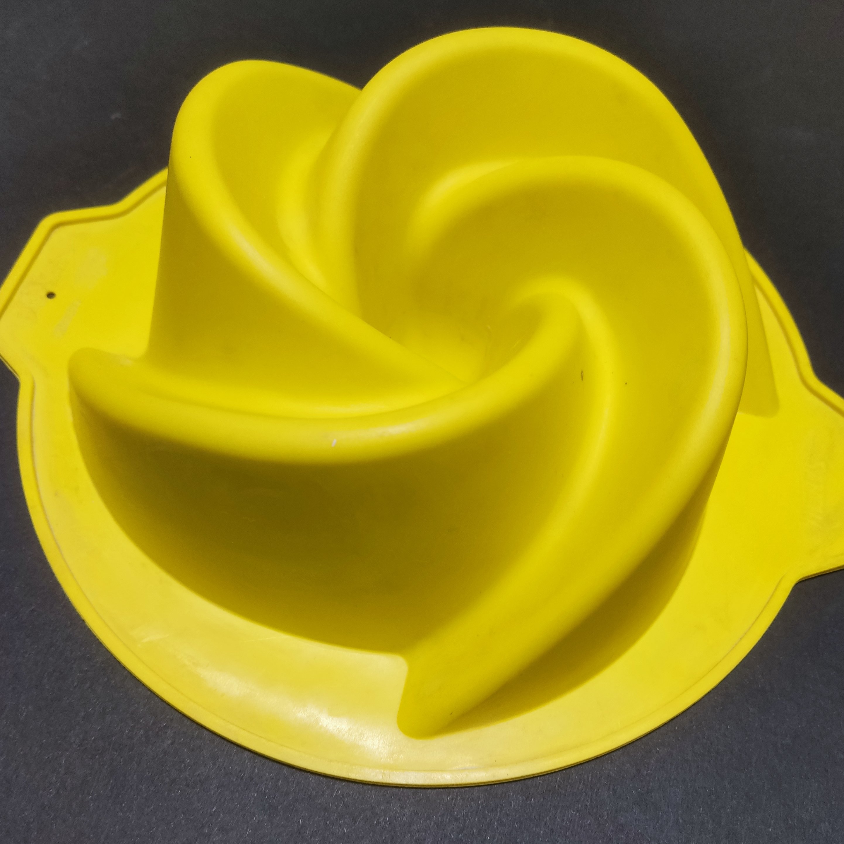 قالب سیلیکونی گرد پیچ  4 پر  قطر 20  وزن 130  گرم