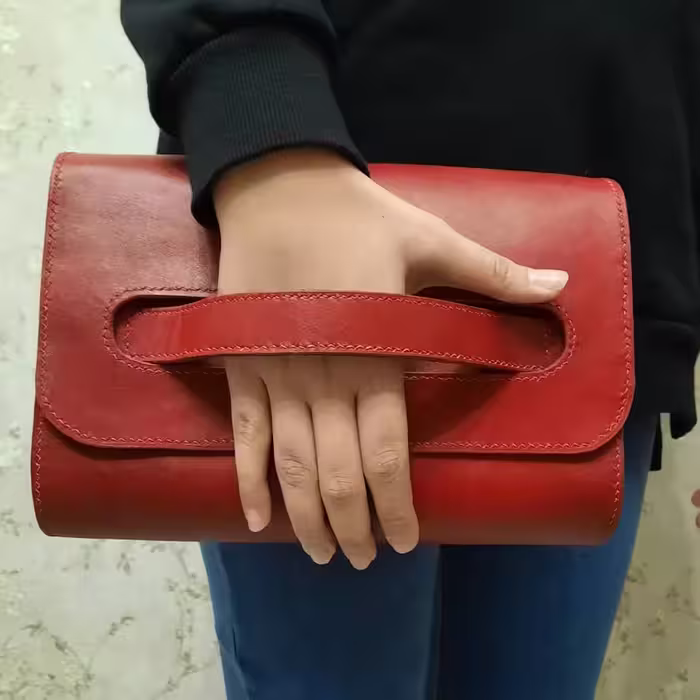 کیف تمام چرم دستی بانوان چرم اصلی از گاو هست و چرم داخل از بز دوخته شده با نخ ترکیه ای