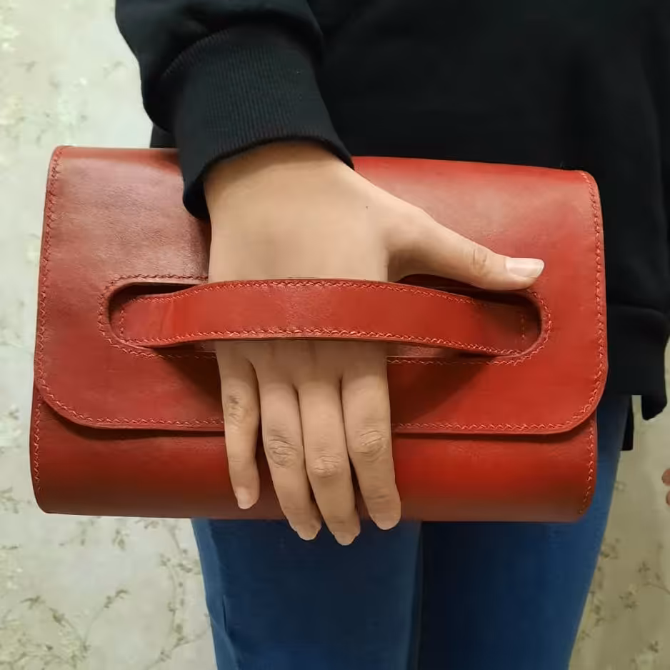 کیف تمام چرم دستی بانوان چرم اصلی از گاو هست و چرم داخل از بز دوخته شده با نخ ترکیه ای