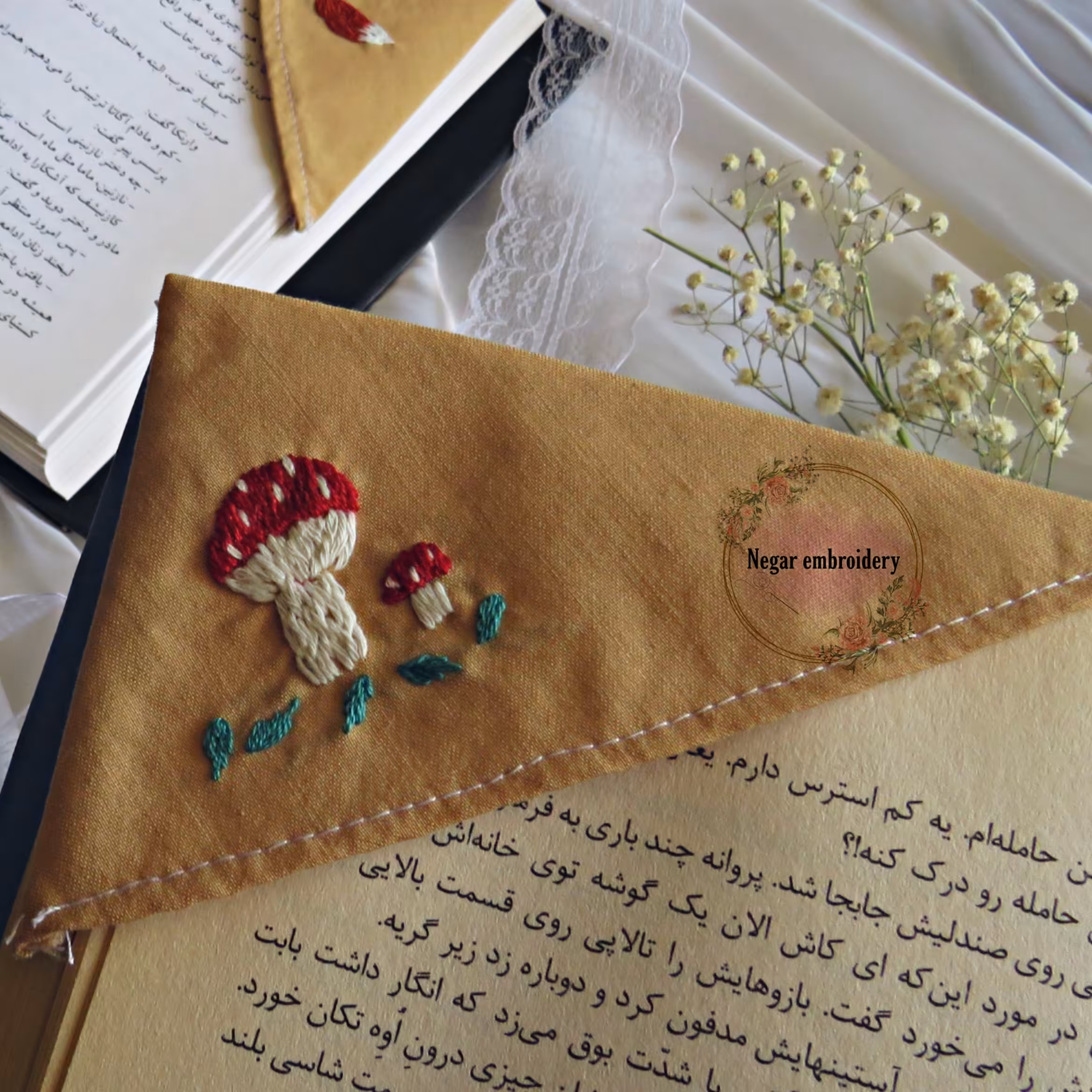 بوکمارک و نشانگر کتاب .خیلی شیک و عالی .هدیه شیک برای کتاب خون ها.