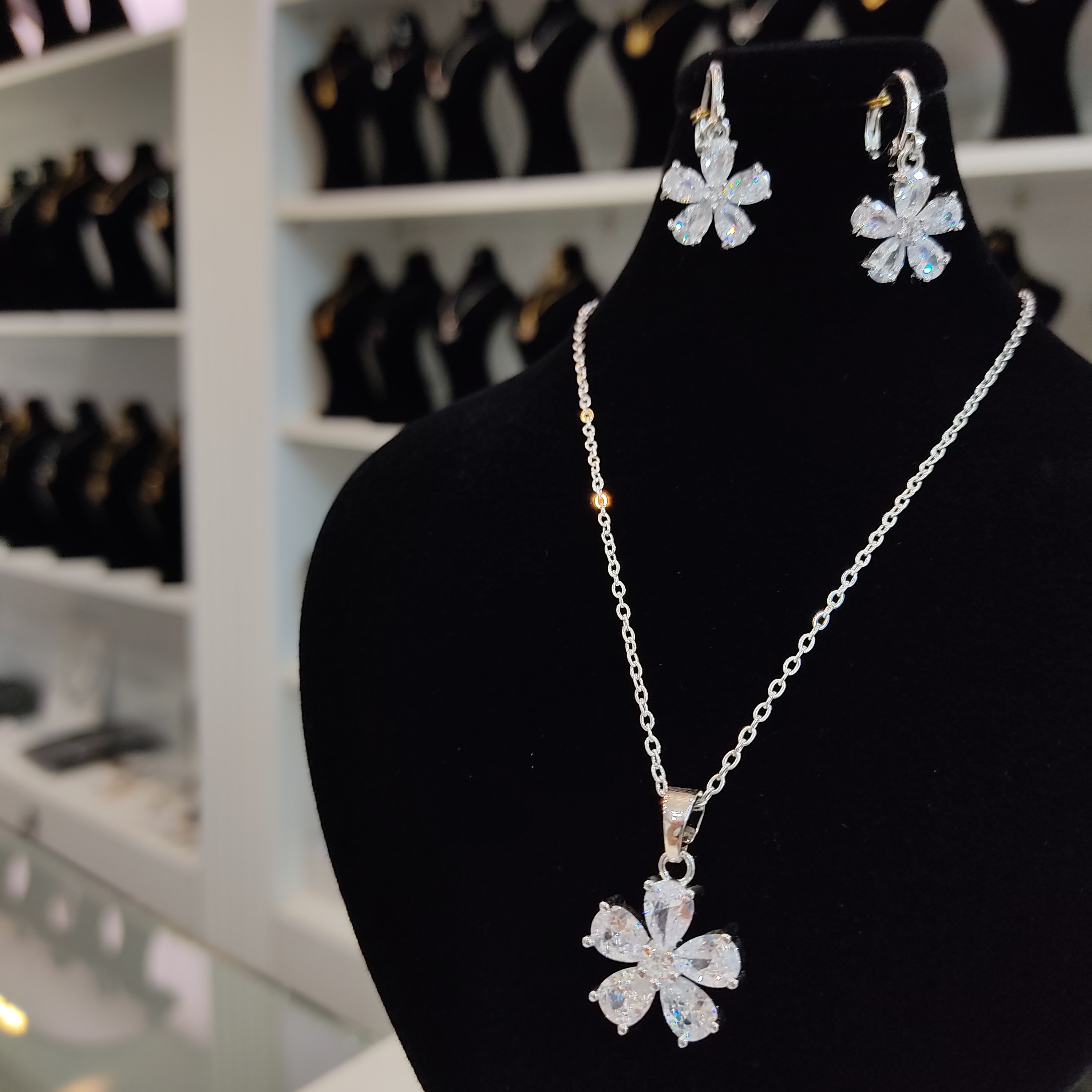 نیمست ژوپینگ نیم ست شوپینگ آب نقره رنگ ثابت نگین جواهری مخراج کاری شده