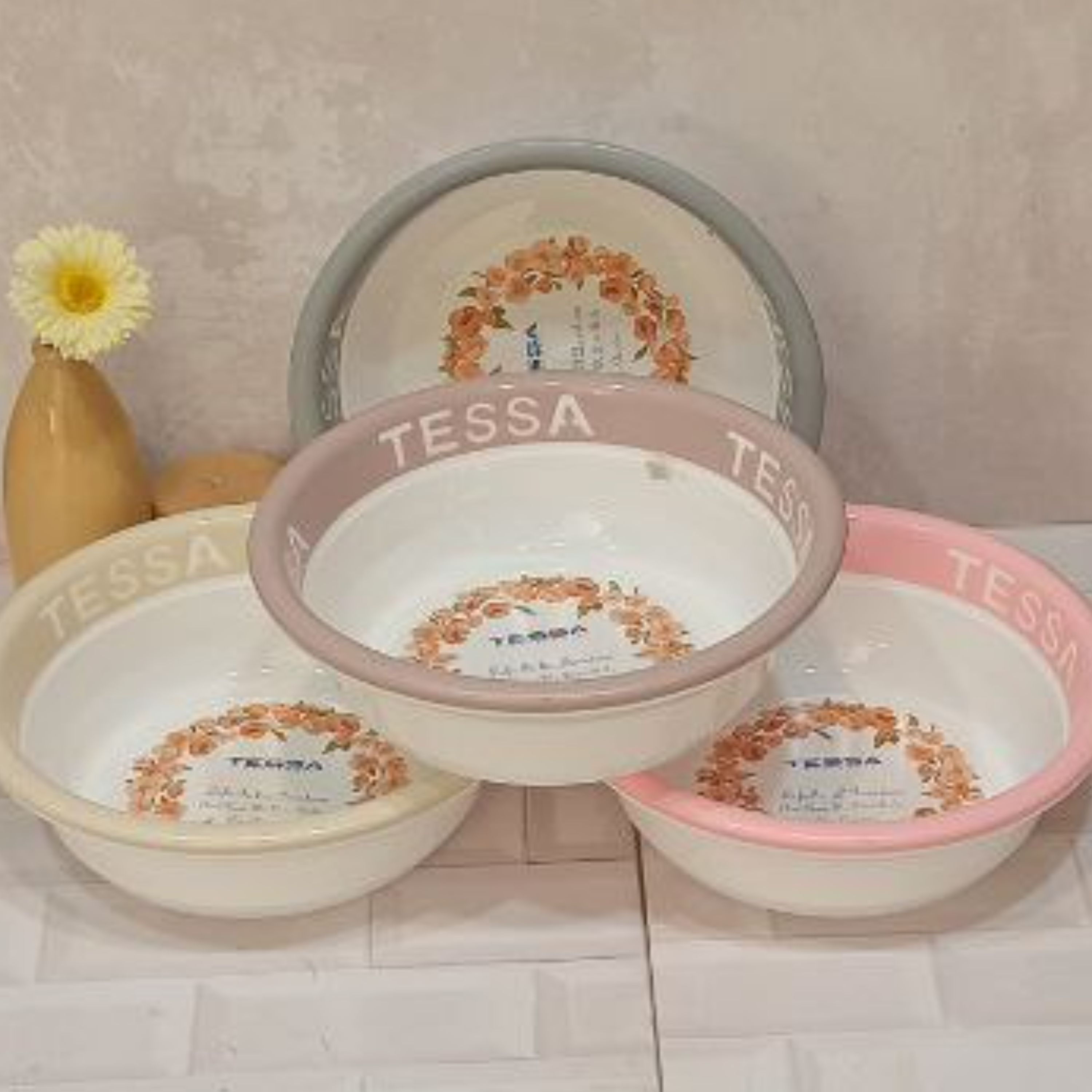 لگن پلاستیکی از برند تسا سایز 1 دورنگ تهیه شده از مواد نو مقاوم در رنگبندی زیبا 