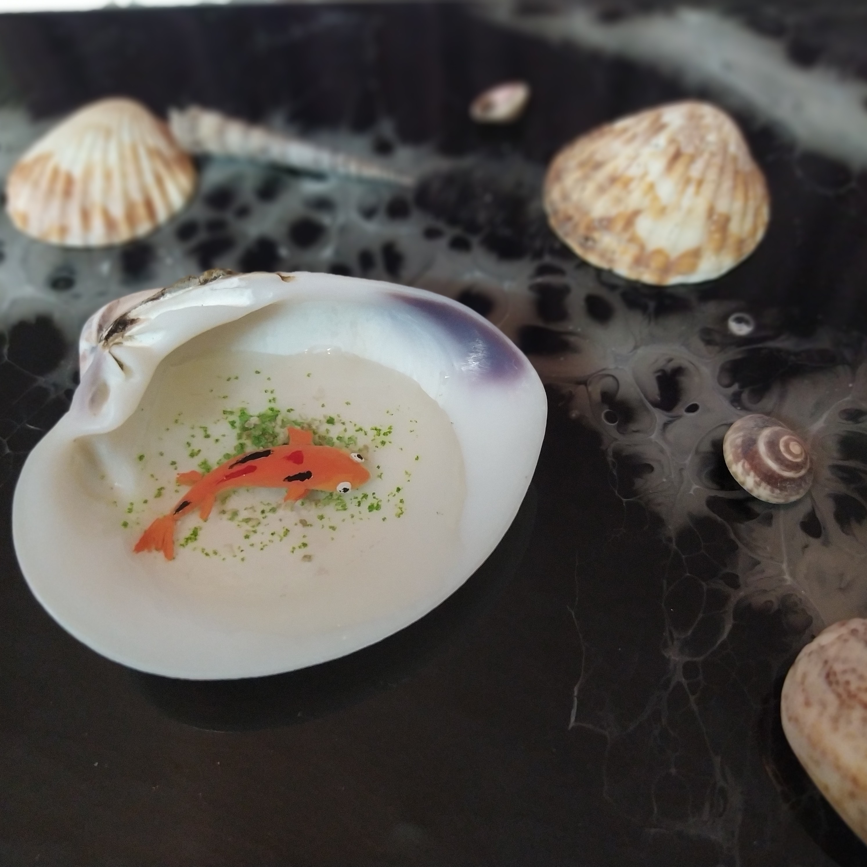 ماهی رزینی در صدف طبیعی