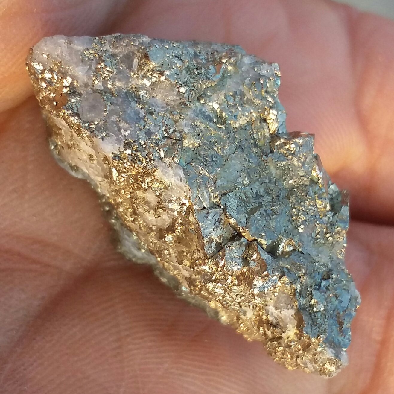 سنگ راف حبه شده پیریت طلایی همرشدی بورنیت ملقب به سنگ طلا 100 در 100 طبیعی شاهکار خلقت
بی نظیر
کد 8812