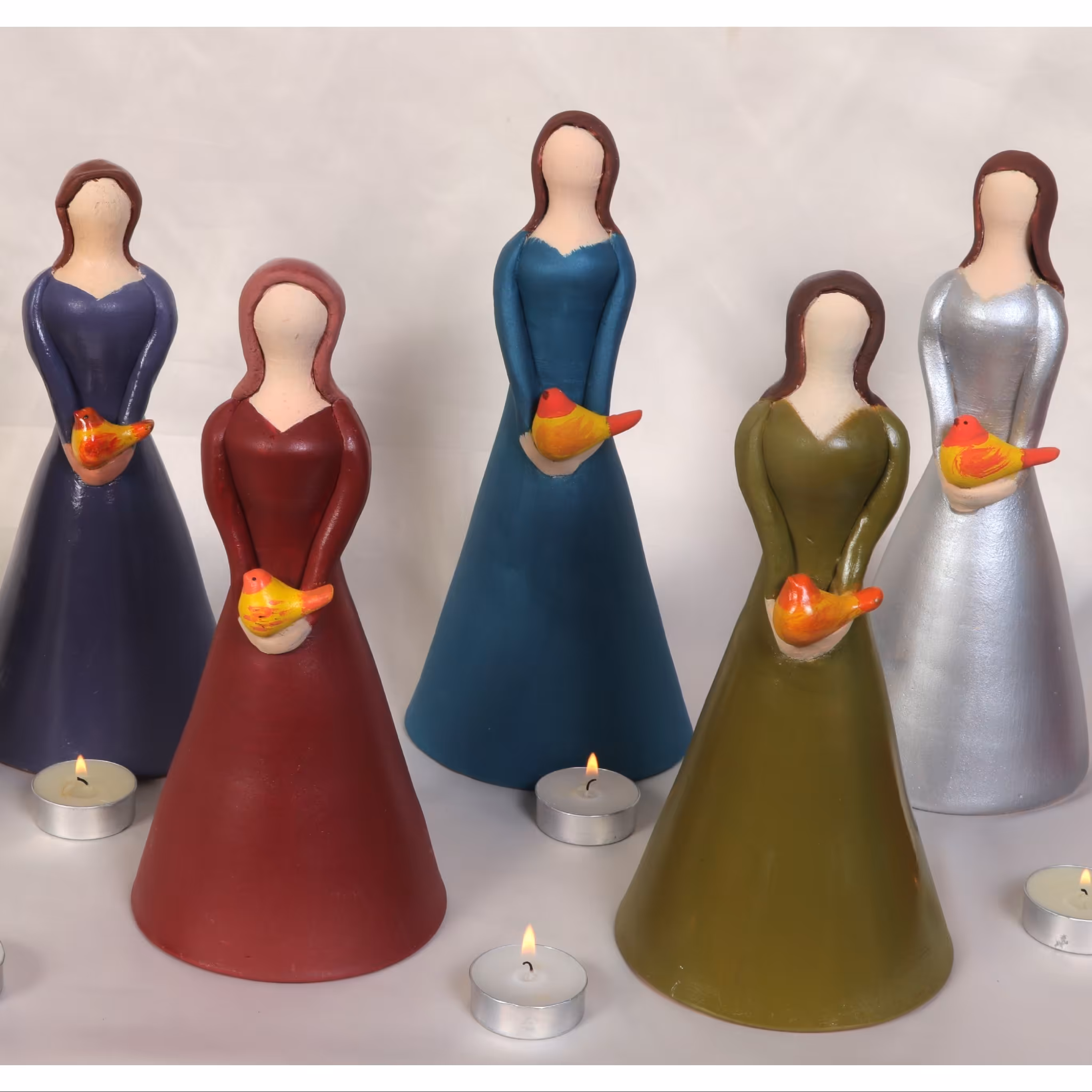 بانوی سفالی پرنده به دست