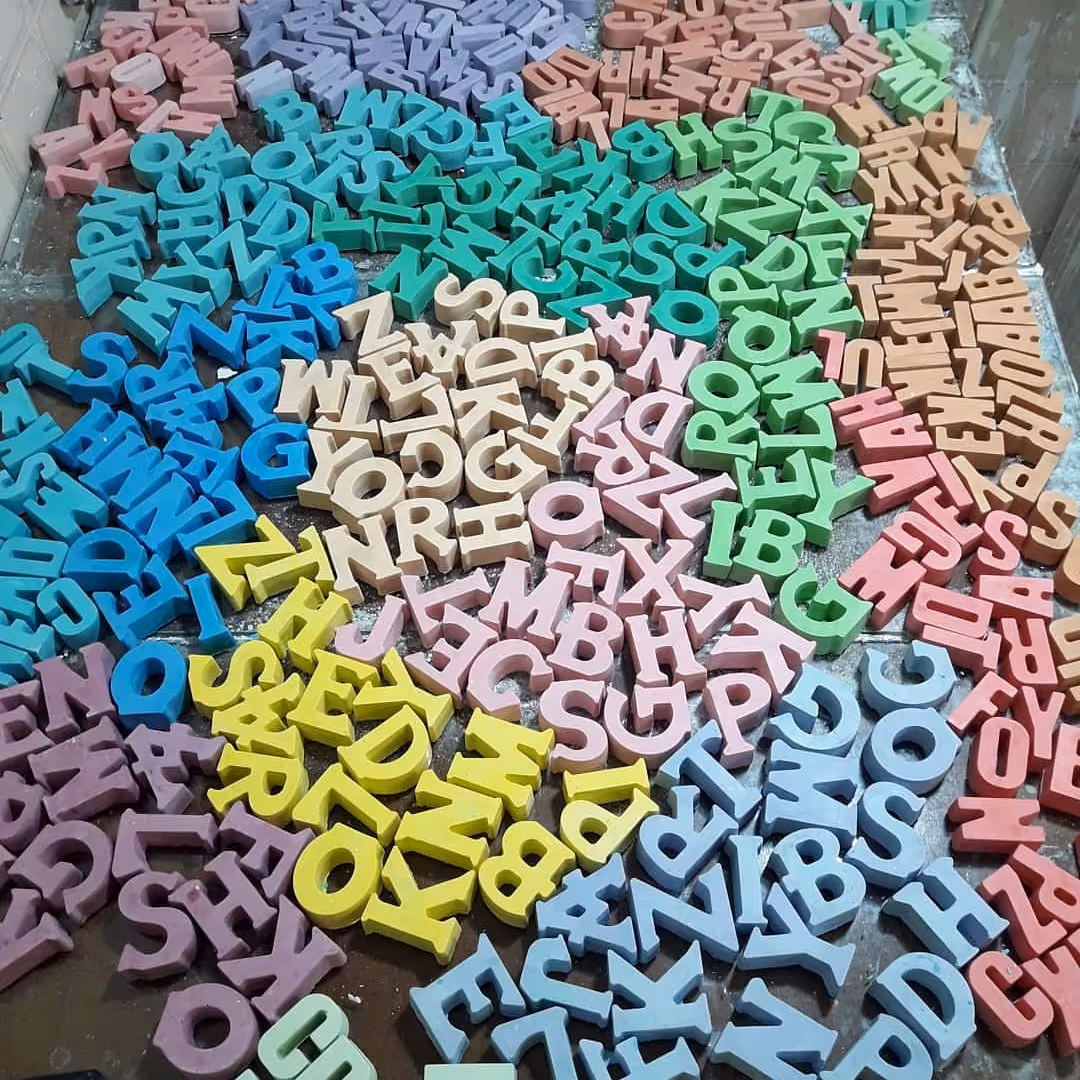 بسته کامل 27عددی حروف لاتین. 5سانتی متر. دررنگ دلخواه. حروف. گیفت. استنداسم. 
