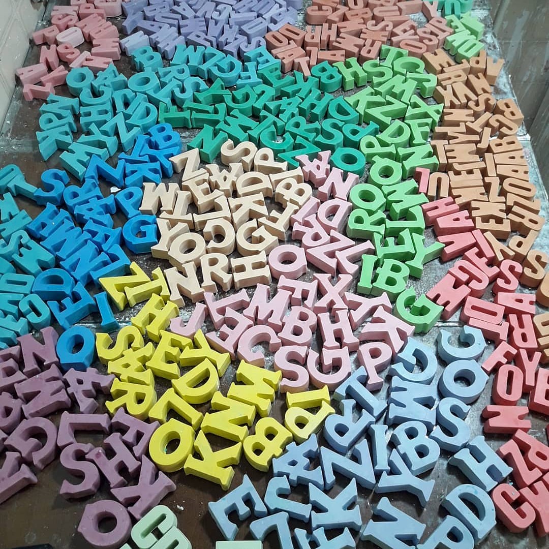 بسته کامل 27عددی حروف لاتین. 5سانتی متر. دررنگ دلخواه. حروف. گیفت. استنداسم. 