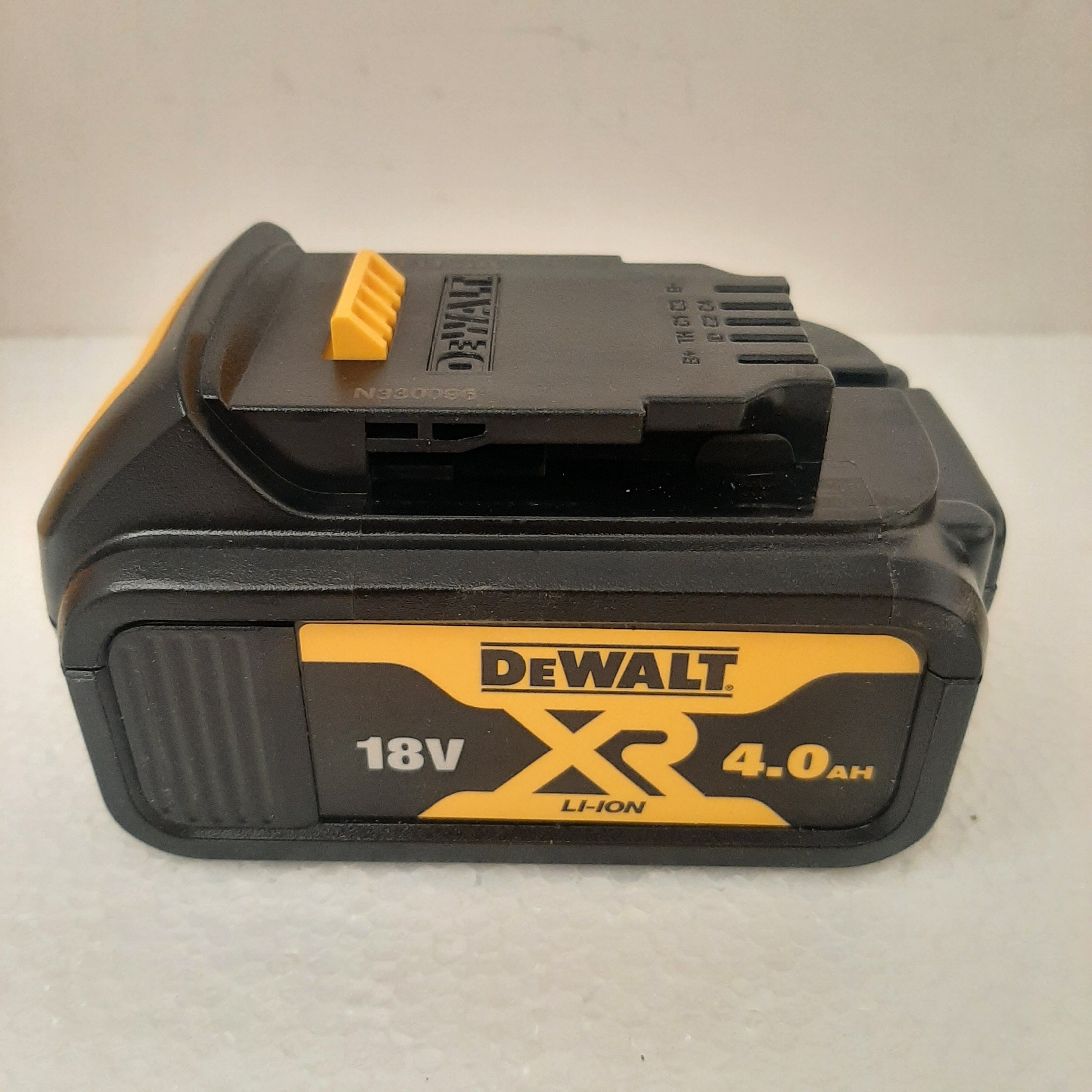 باتری دیوالت اورجینال 18ولت 4آمپر  آکبند تولید 2022