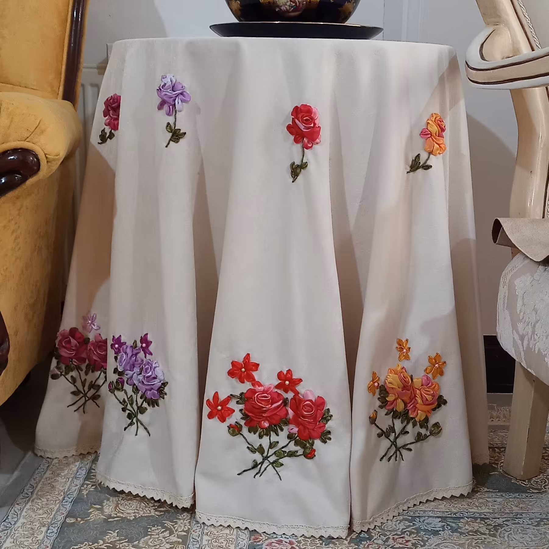 رومیزی مخمل روبان دوزی شده  با طرح های زیبا و رنگهای بسیار شیک