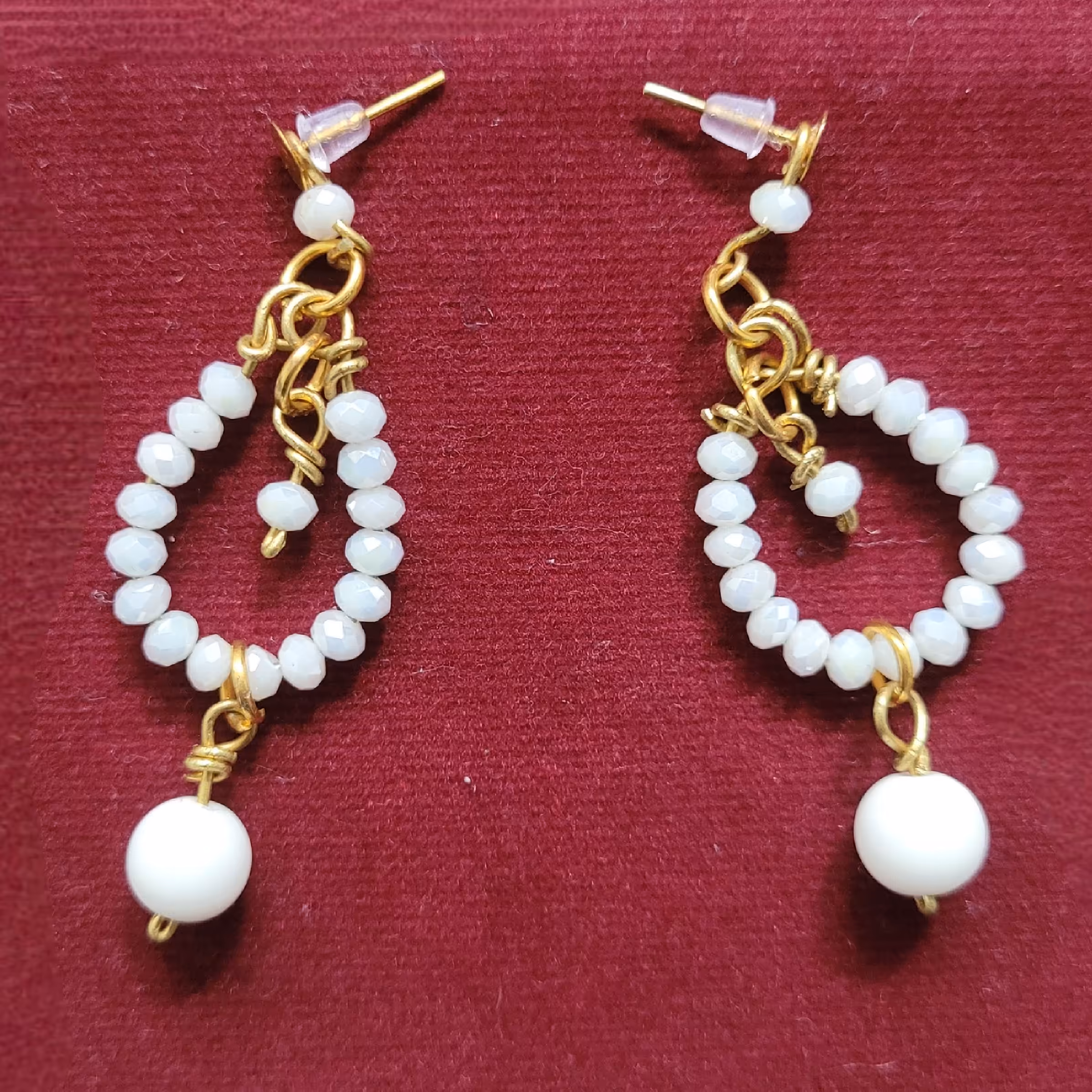 گوشواره  درخشه  در اندازه متوسط رنگ سفید همراه با فلز مناسب پوست 