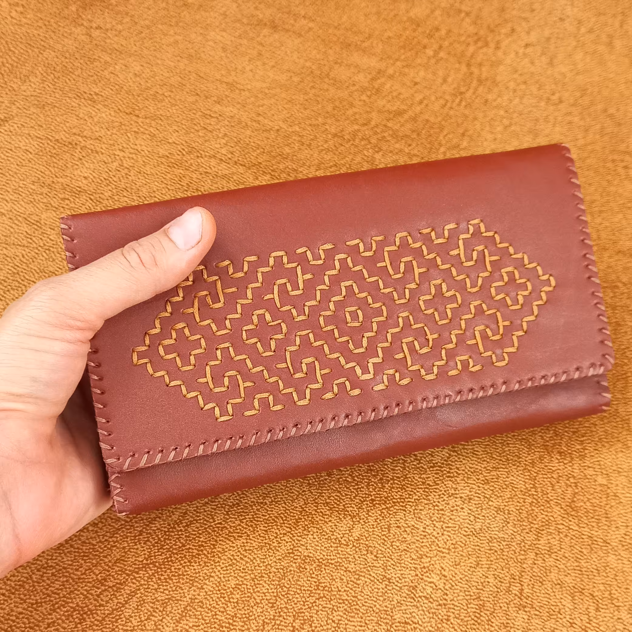 کیف پول اسپرت بزرگ.ابعاد تاشده 20*10.رنگ عسلی.چرم گاوی