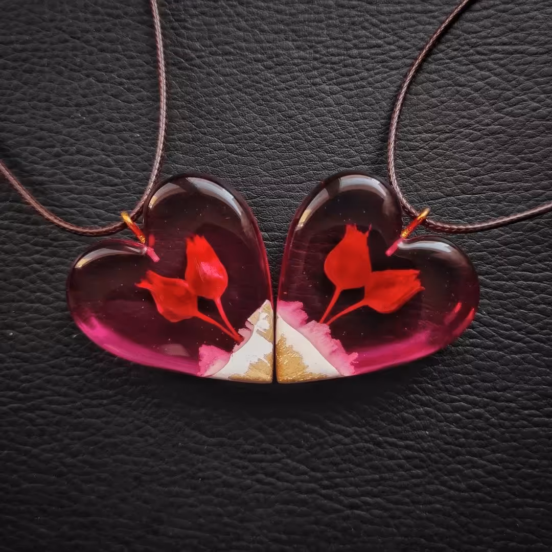 آویز چوب و رزین با استایل قلب به همراه دوتا گل خوشرنگ ساخته شده از چوب گردو و رز