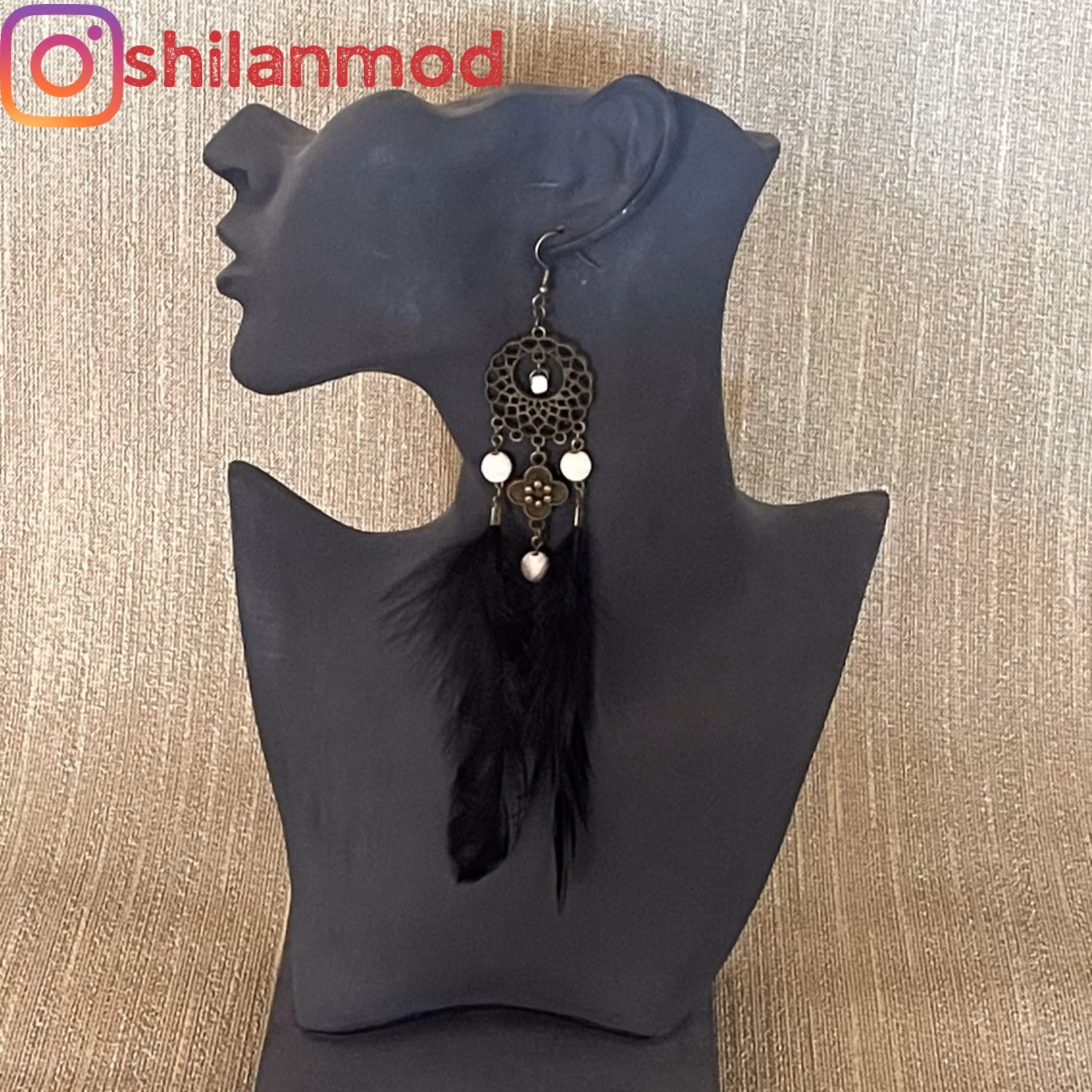 گوشواره پر طبیع مشکی ترکیب با  سنگ فیروزه سفید کروی سایز 8 و خرج کار زرد قلم