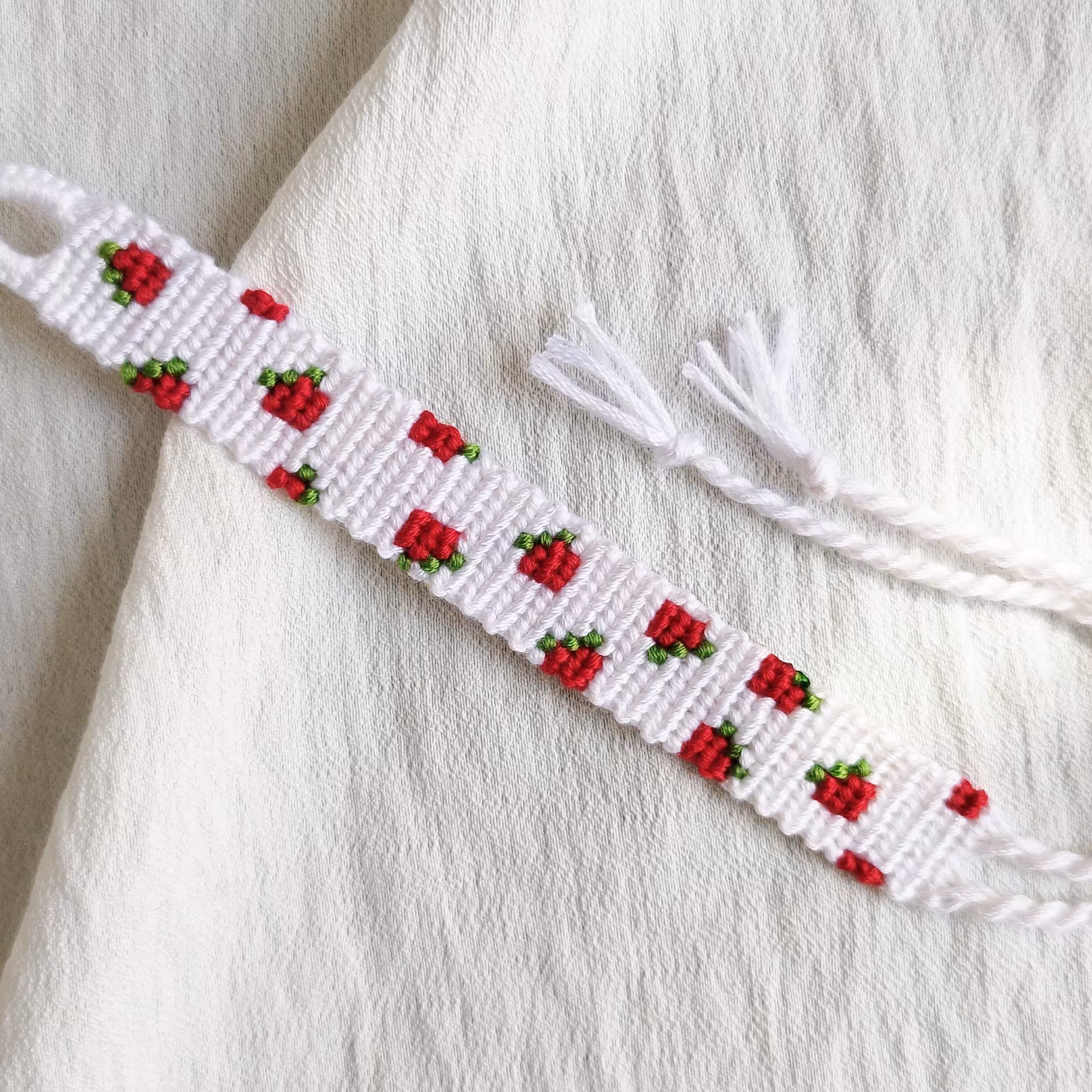 دستبند دوستی توت فرنگی بافته شده با نخ کوبلن باکیفیت