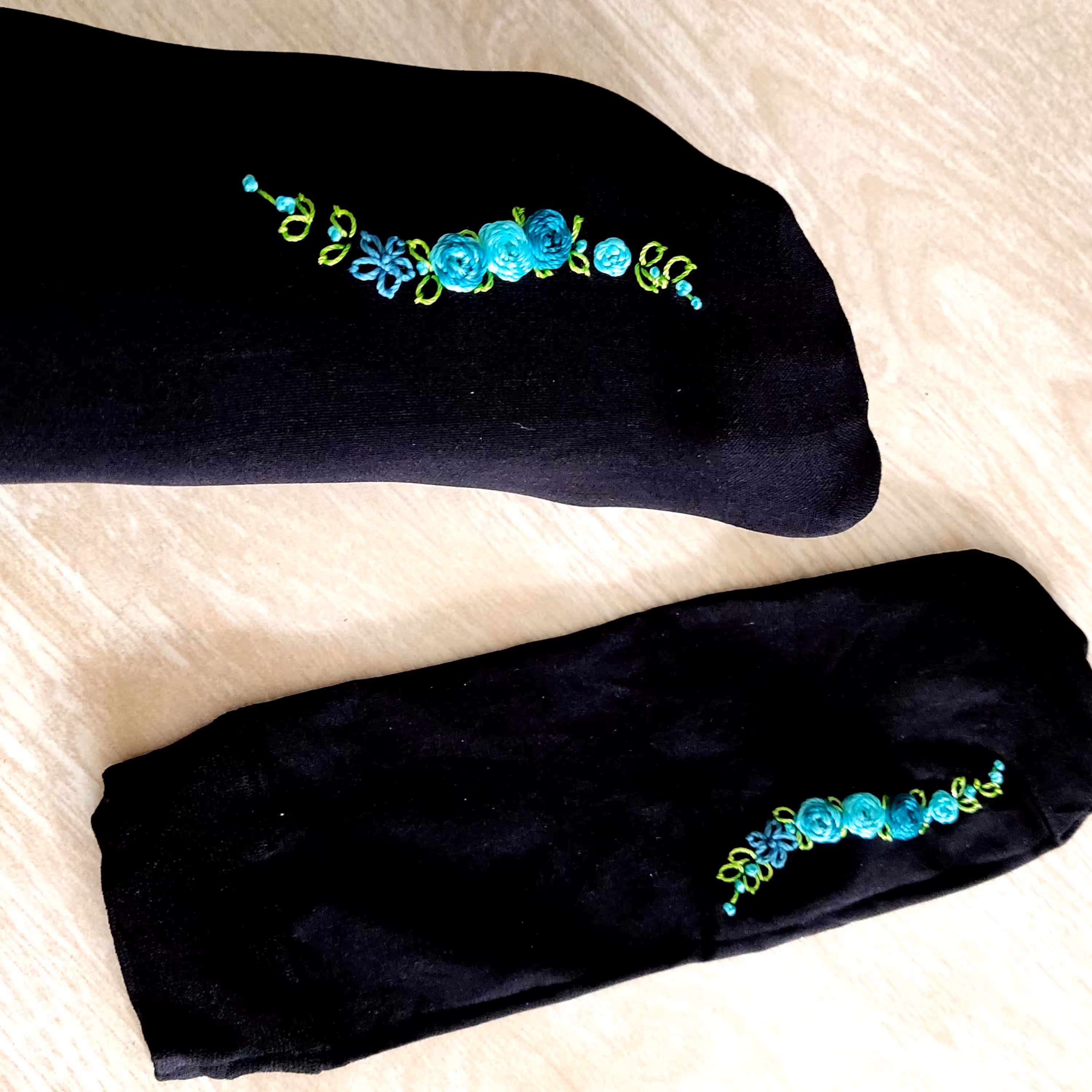 جوراب گلدوزی با دست طرح بهاره فیروزه ای