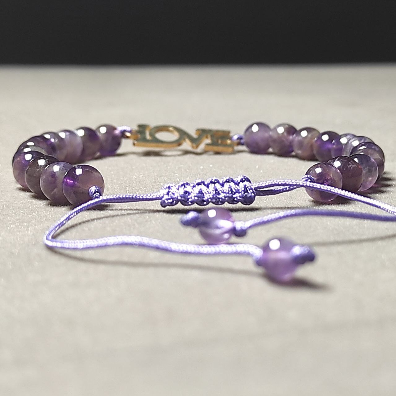 دستبند سنگ آمیتیست طبیعی با پلاک LOVE استیل رنگ ثابت کد محصول 502
