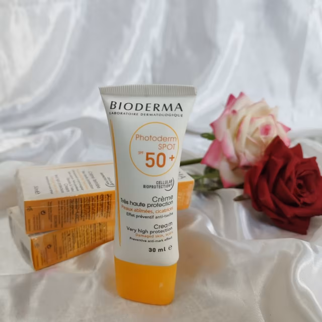 کرم  ضد آفتاب spf50 بیودرما محصولات آرایشی شب و روز