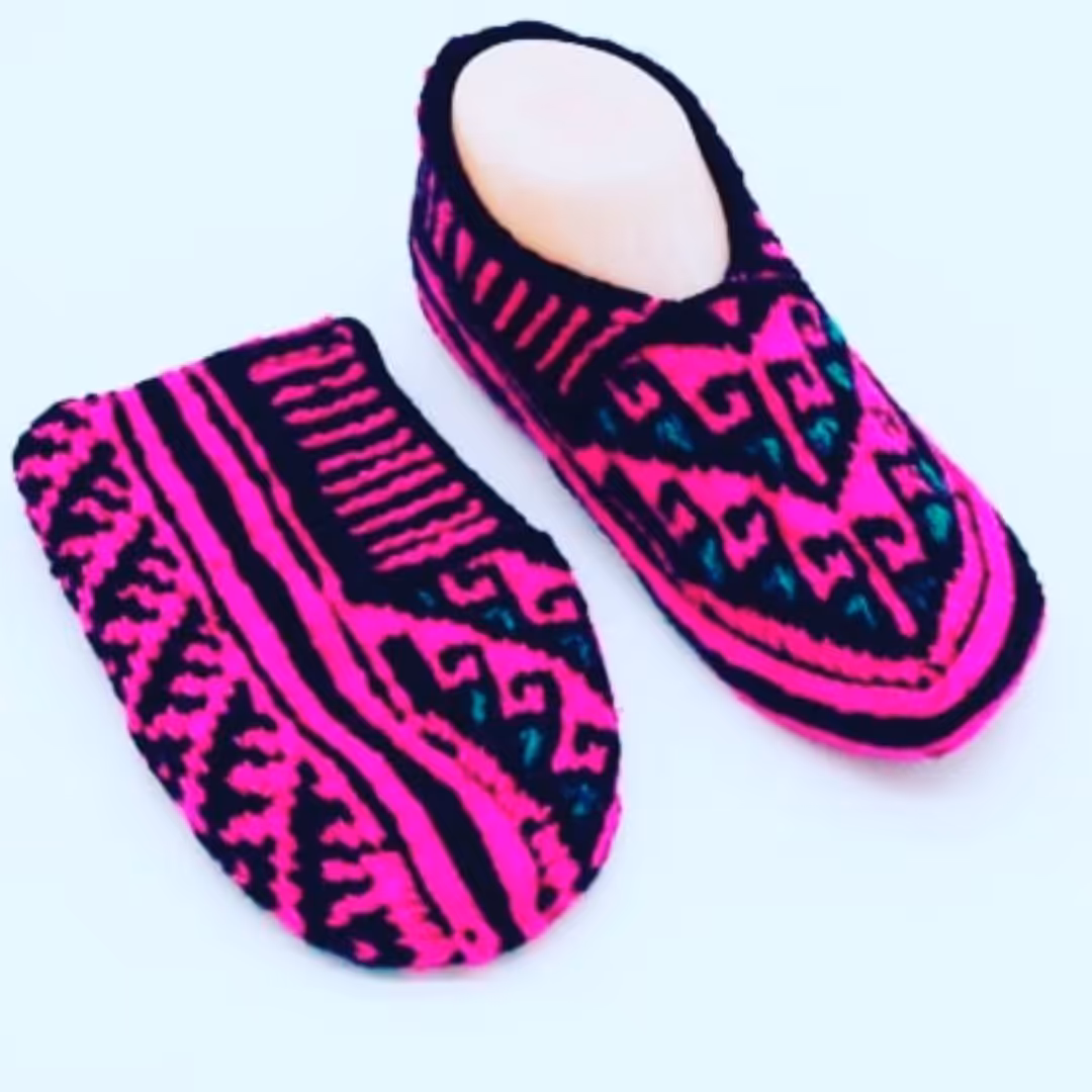 فروش عمده اجناس زمستانی بافت و جوراب و صنایع دستی و پاتون و پاپوش و شالگردن و کلاه و میکاپ