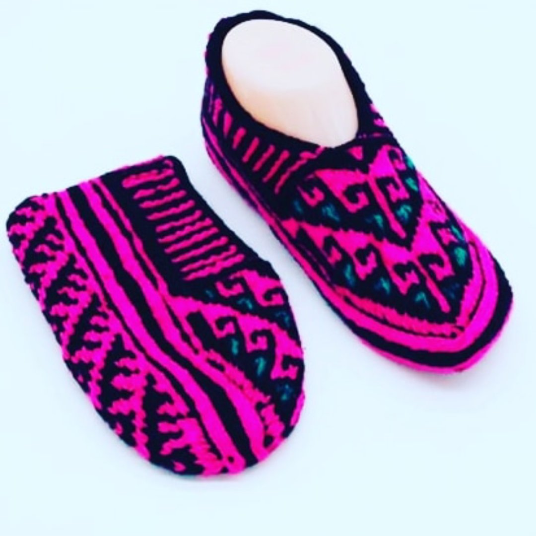 فروش عمده اجناس زمستانی بافت و جوراب و صنایع دستی و پاتون و پاپوش و شالگردن و کلاه و میکاپ