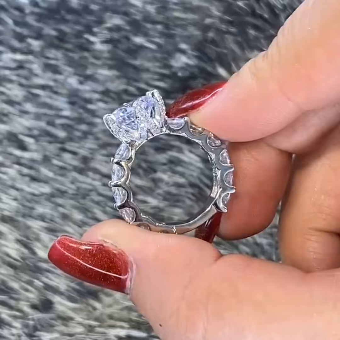 انگشتر نقره زنانه  طرح جواهر  دور نگین 
جزو معدود طرح های قابل سایز
رادیوم و نانو شده با رنگ ثابت