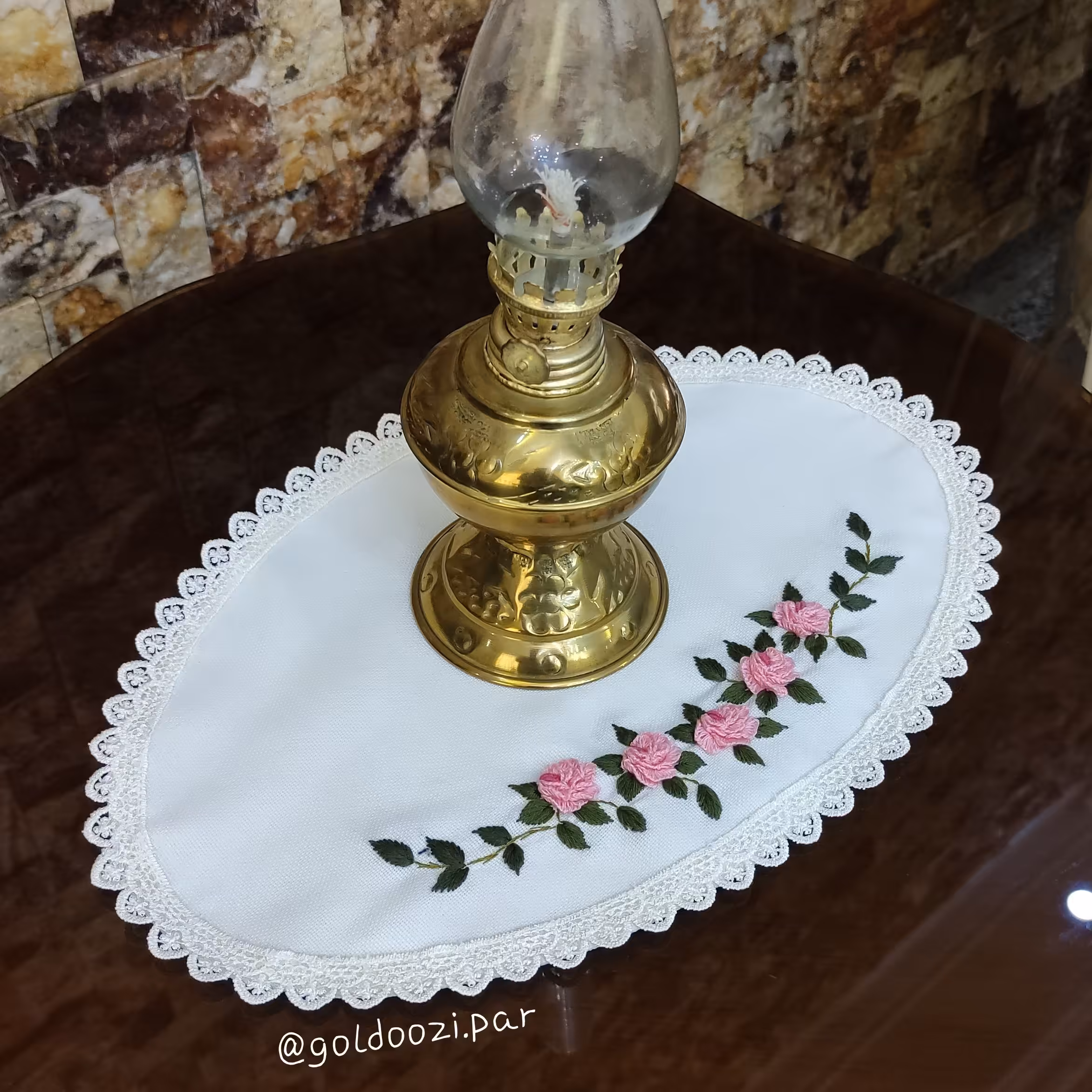 رومیزی بیضی گلدوزی شده با دست