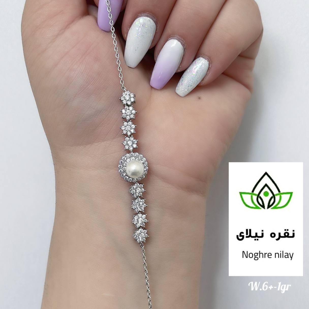 دستبند نقره ظریف عیار 925آبکاری طلا سفید بدون ریزش نگین دارای رنگ ثابت تضمینی . ارسال رایگان و دارای فاکتور معتبر
