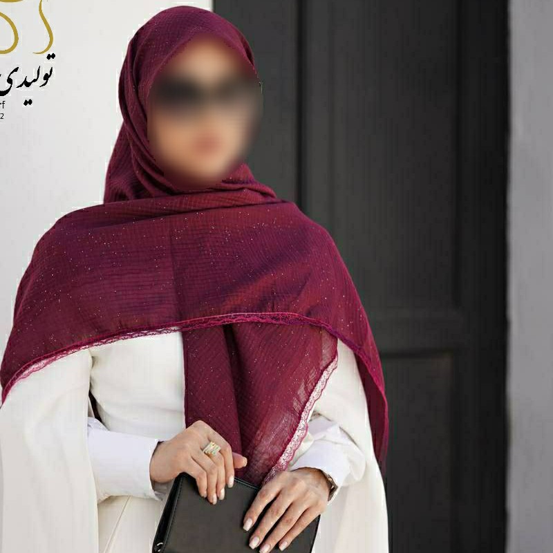 روسری پلیسه شاین دار روسری مجلسی قواره 140 روسری پلیسه اکلیلی رنگ زرشکی لب گیپوردار