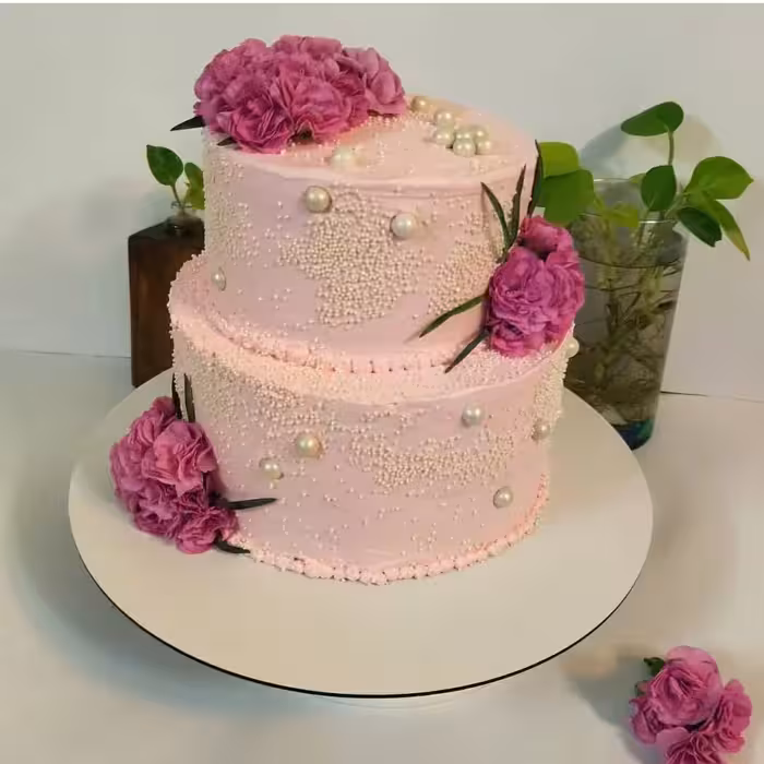 کیک خامه ای با فیلینگ موز و گردو