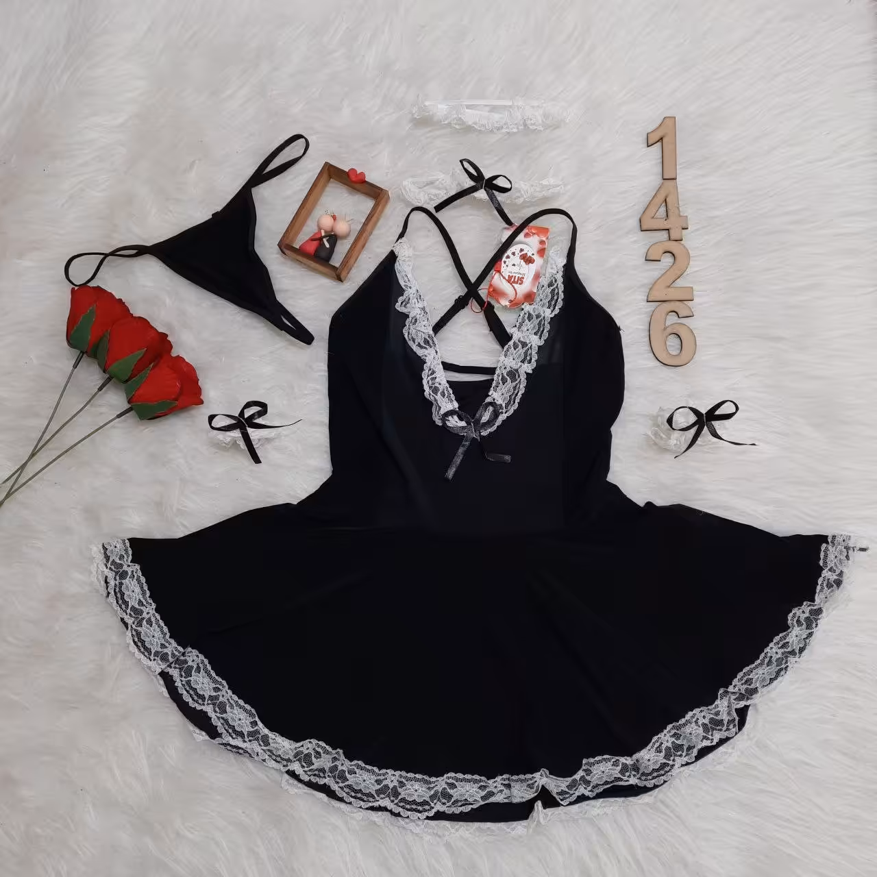 کاستوم خدمتکاری موجود در دو رنگ قرمز و مشکی