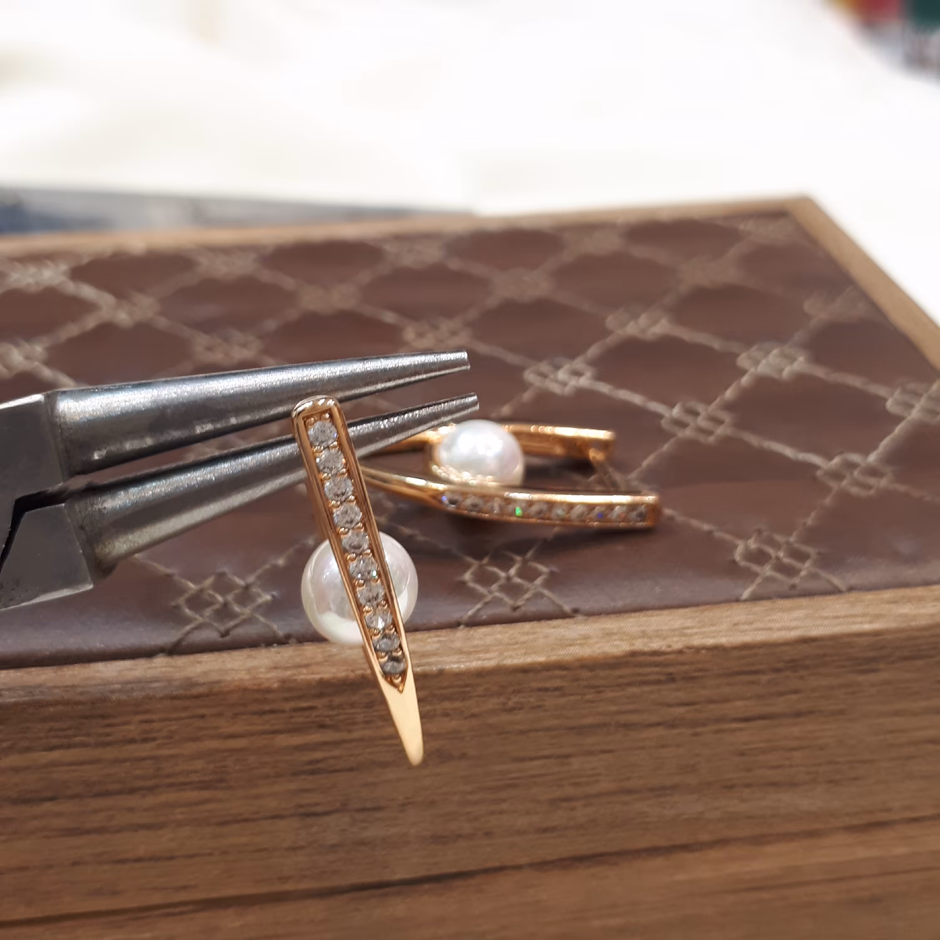 گوشواره مرواریدی نگین دار طلایی