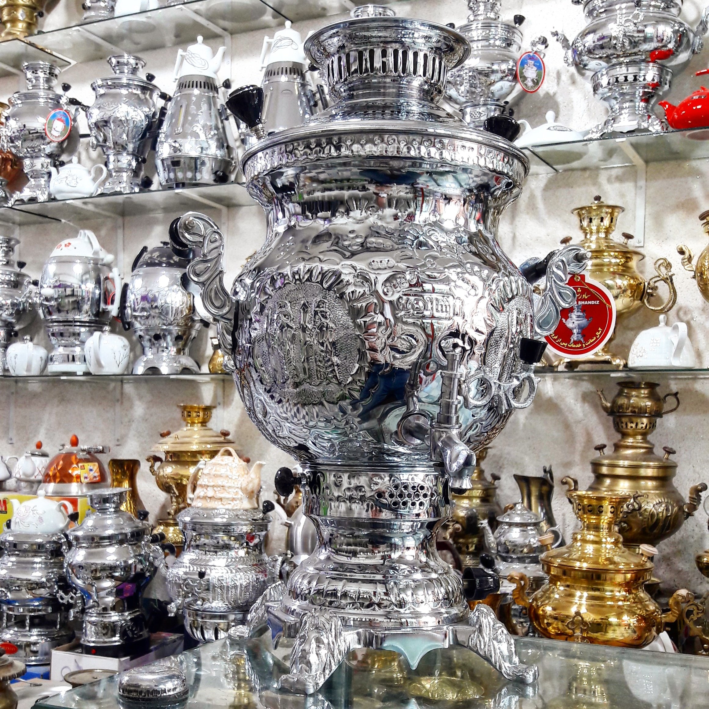 سماور گازی برنجی 6 لیتر مدل پانیز قلمزنی هخامنشی جنس ورق برنج براق و اصل باهنر کرمان میباشد
برای استفاده دائم صددرصد