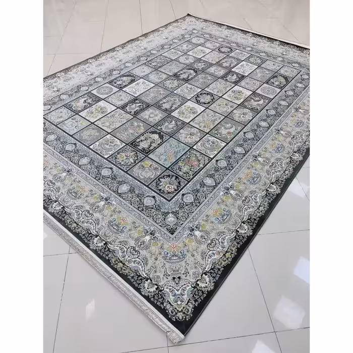 فرش ماشینی 1500 شانه گل برجسته اصل تراکم 4500 طرح ارسباران زمینه ذغالی 12 متری جنس اکرولیک