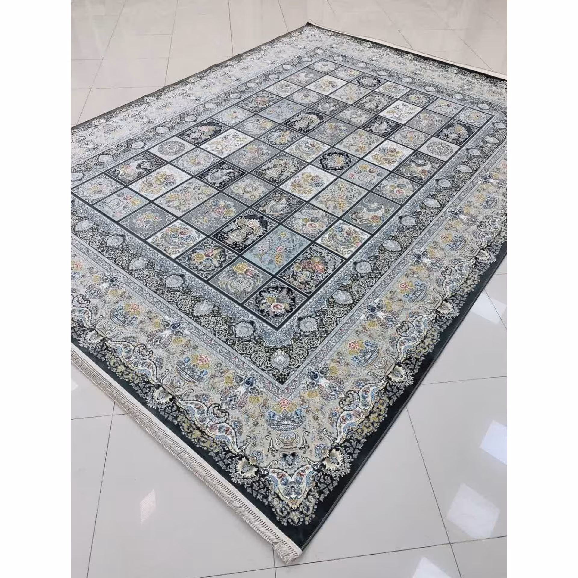 فرش ماشینی 1500 شانه گل برجسته اصل تراکم 4500 طرح ارسباران زمینه ذغالی 12 متری جنس اکرولیک