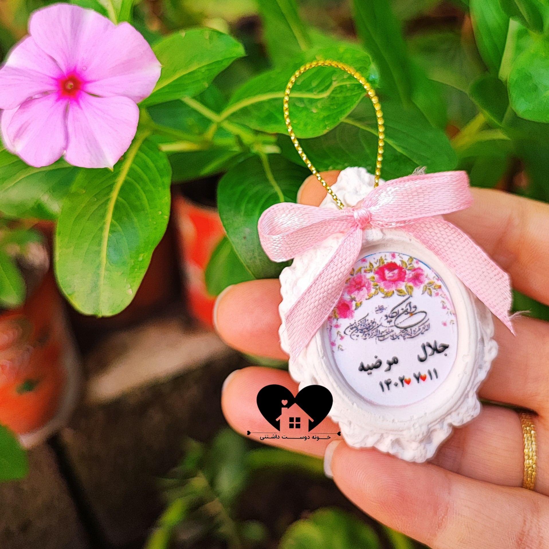 گیفت عروسی گیفت عروس گیفت عقد گیفت نامزدی گیفت بله برون گیفت خواستگاری شگون گیفت قاب صدفی  بهمراه آویز و پاپیون