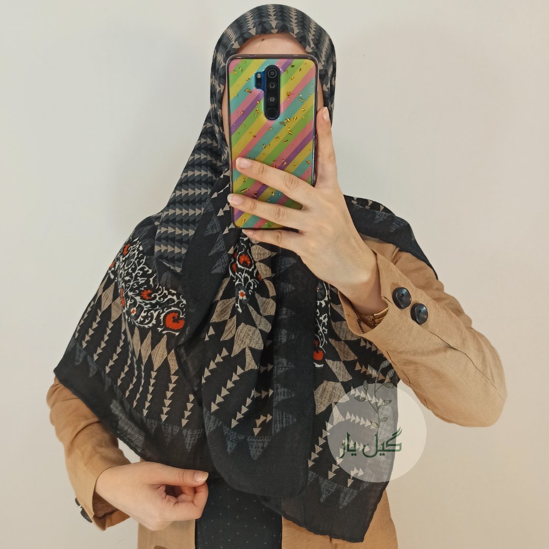 روسری نخی پاییزه مشکی/کرم قواره 120 ( با کیفیت و ایستایی بالا)