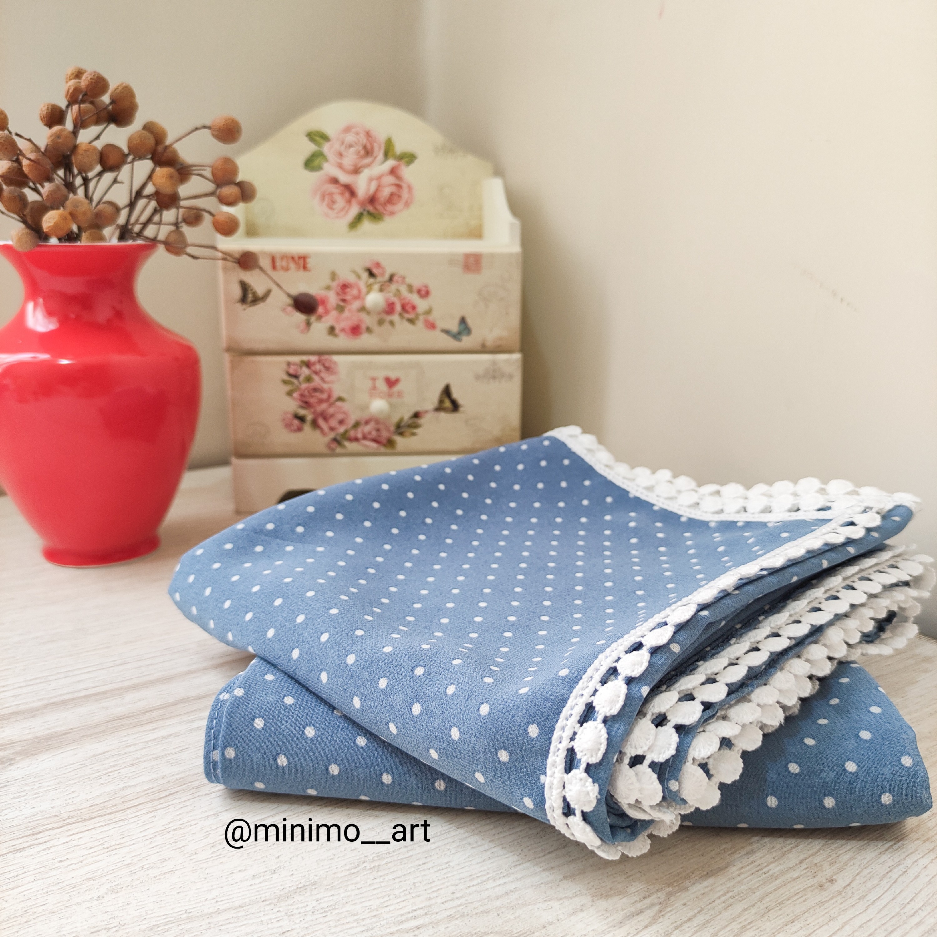 روسری کرپ حریر خالخالی رنگ آبی جین قواره 140 نوار دوزی شده