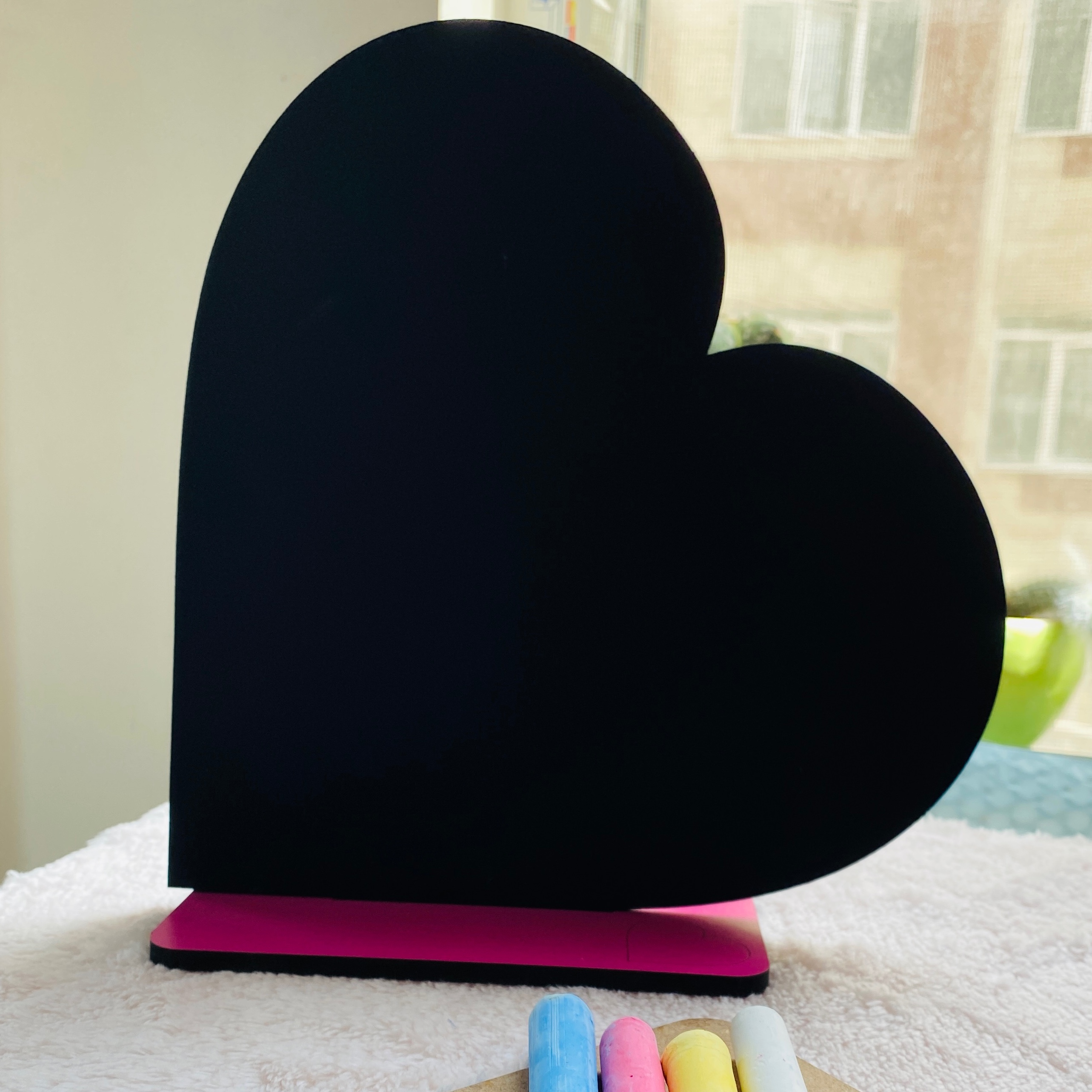 تخته سیاه قلب استند دار به همراه 4عدد گچ رنگی