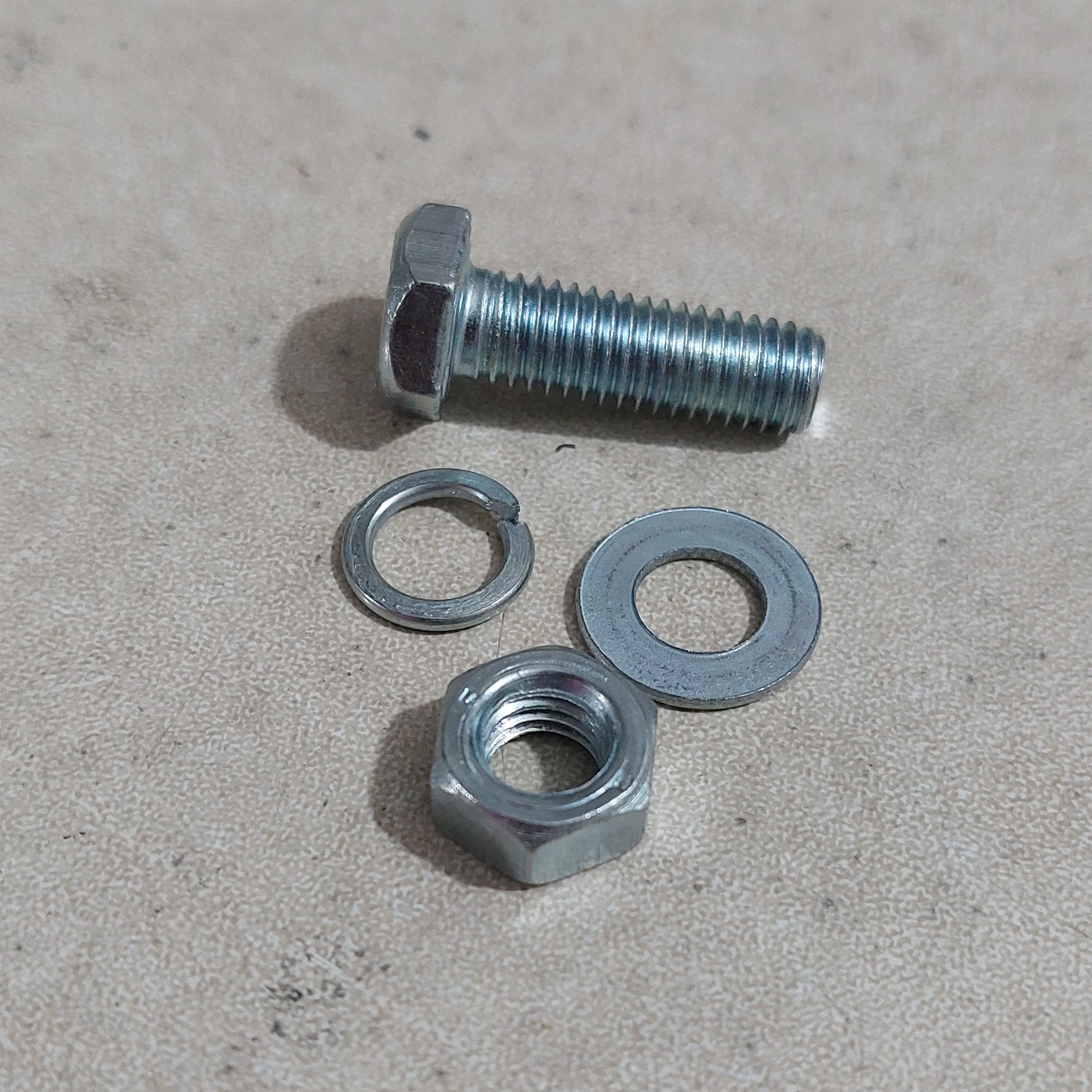 پیچ و مهره 10 سایز  10 در 30 همراه یک واشر تخت  ویک واشر 