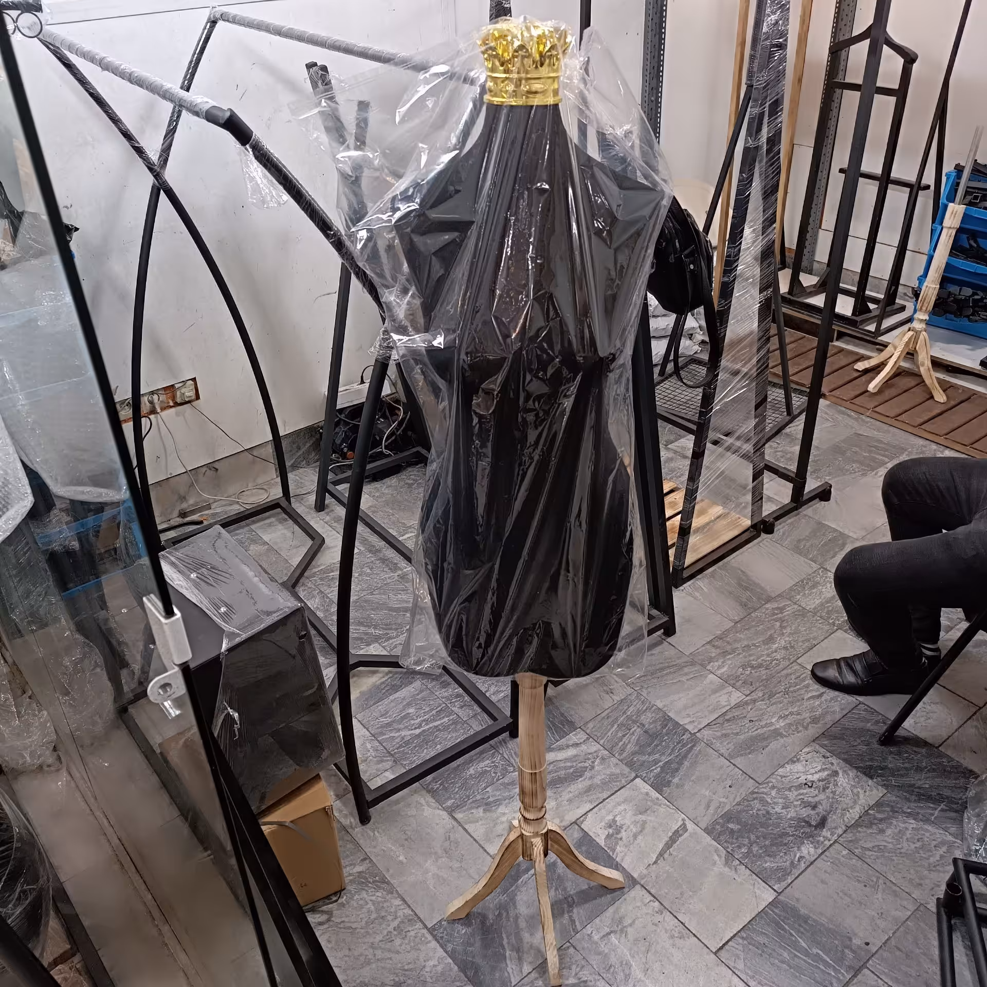 مانکن نیم تنه دبه ای پایه چوبی  (پسکرایه) 