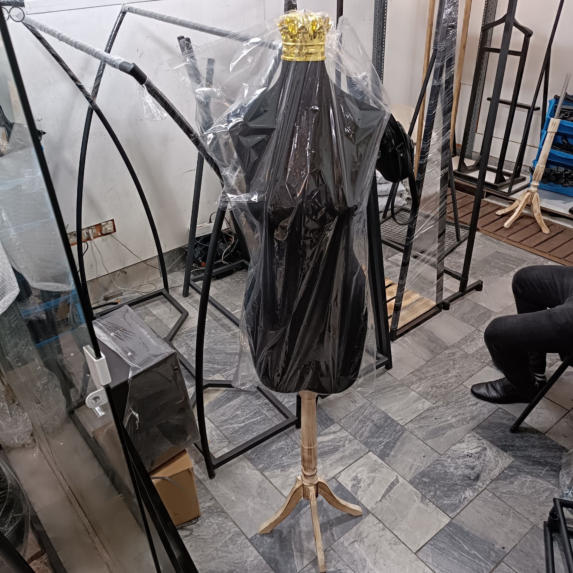 مانکن نیم تنه دبه ای پایه چوبی  (پسکرایه) 