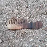 شانه چوبی دسته دار دندانه درشت چوب گردو یک تیکه قطر 8 میلیمتر دستساز چوبکده بید سفید