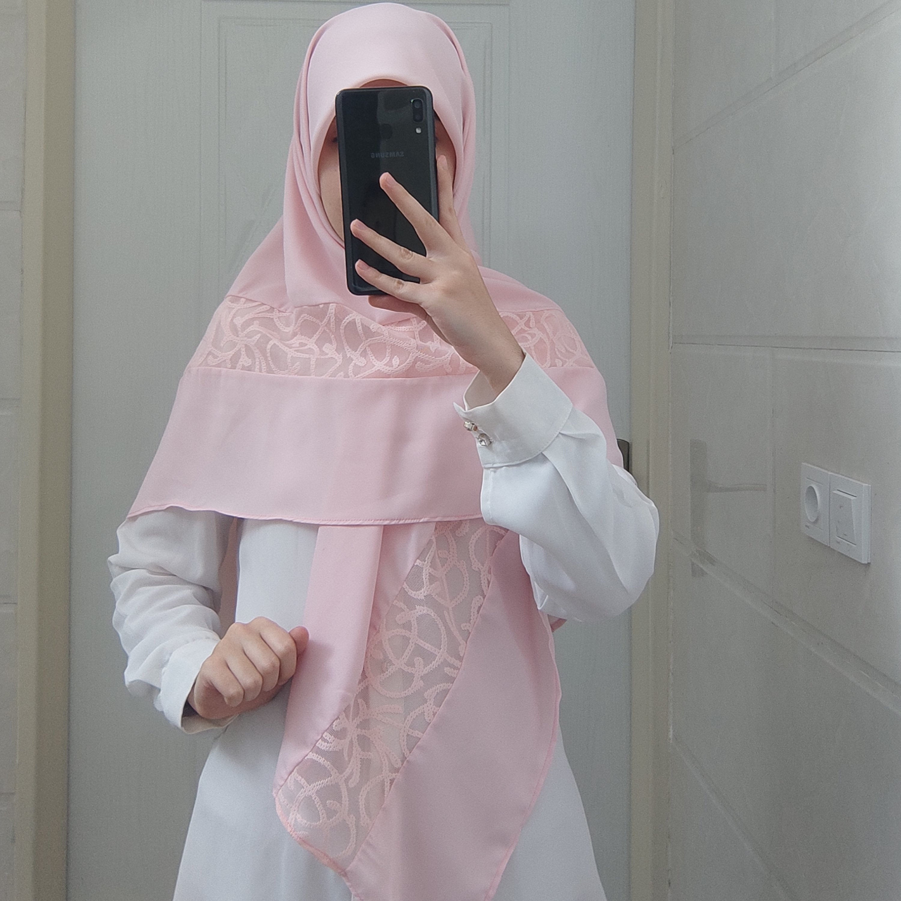 ست روسری وساق دست  کرپ حریر رنگ صورتی کم رنگ با تور