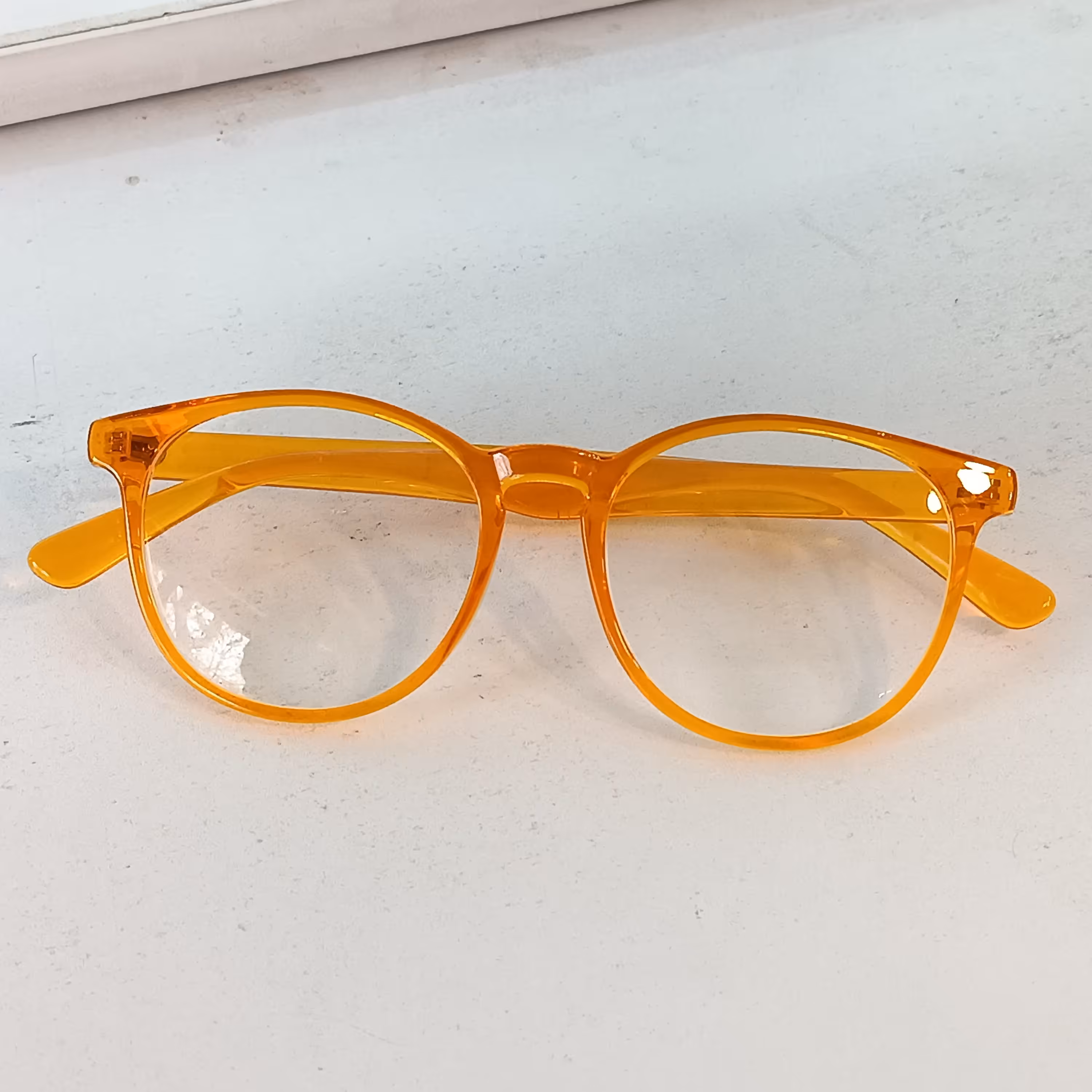 عینک طبی با قابلیت تعویض عدسی های جدید نمره دار جدید رنگ خاص بسیار  شیک همراه با جلد و دستمال عینک 