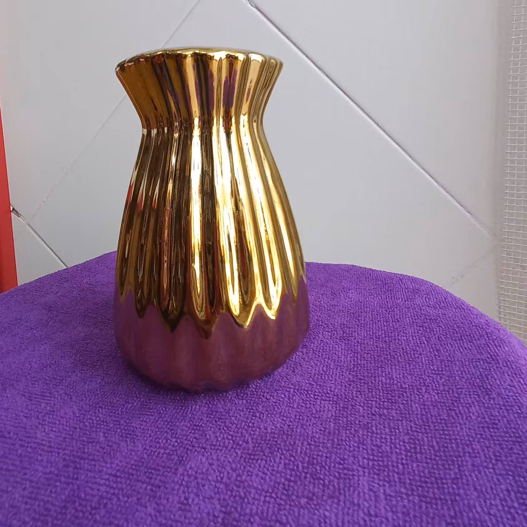 گلدان سرامیکی طلایی